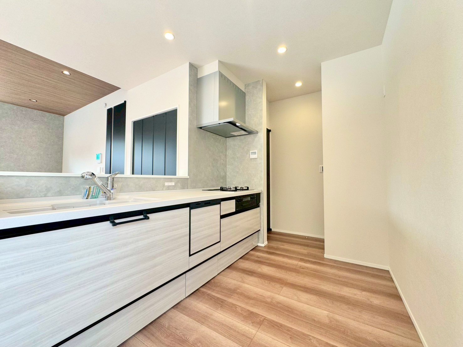 キッチンを中心に各収納を配置した効率の良い家事動線。