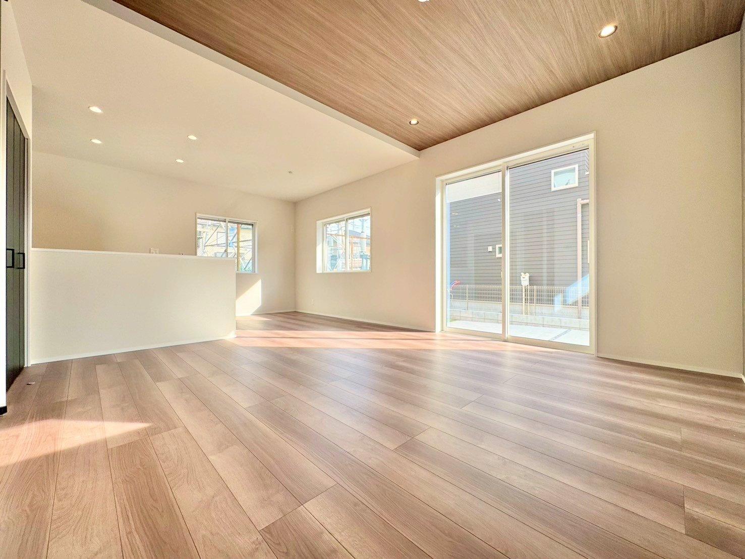 落ち着いた雰囲気のリビングは天井を折り上げ、空間のアクセントに。