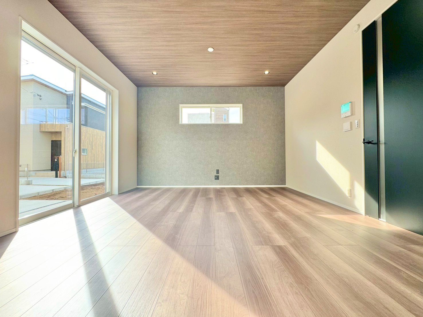 窓から注ぐ明るい陽差しが、広々としたＬＤＫを演出。