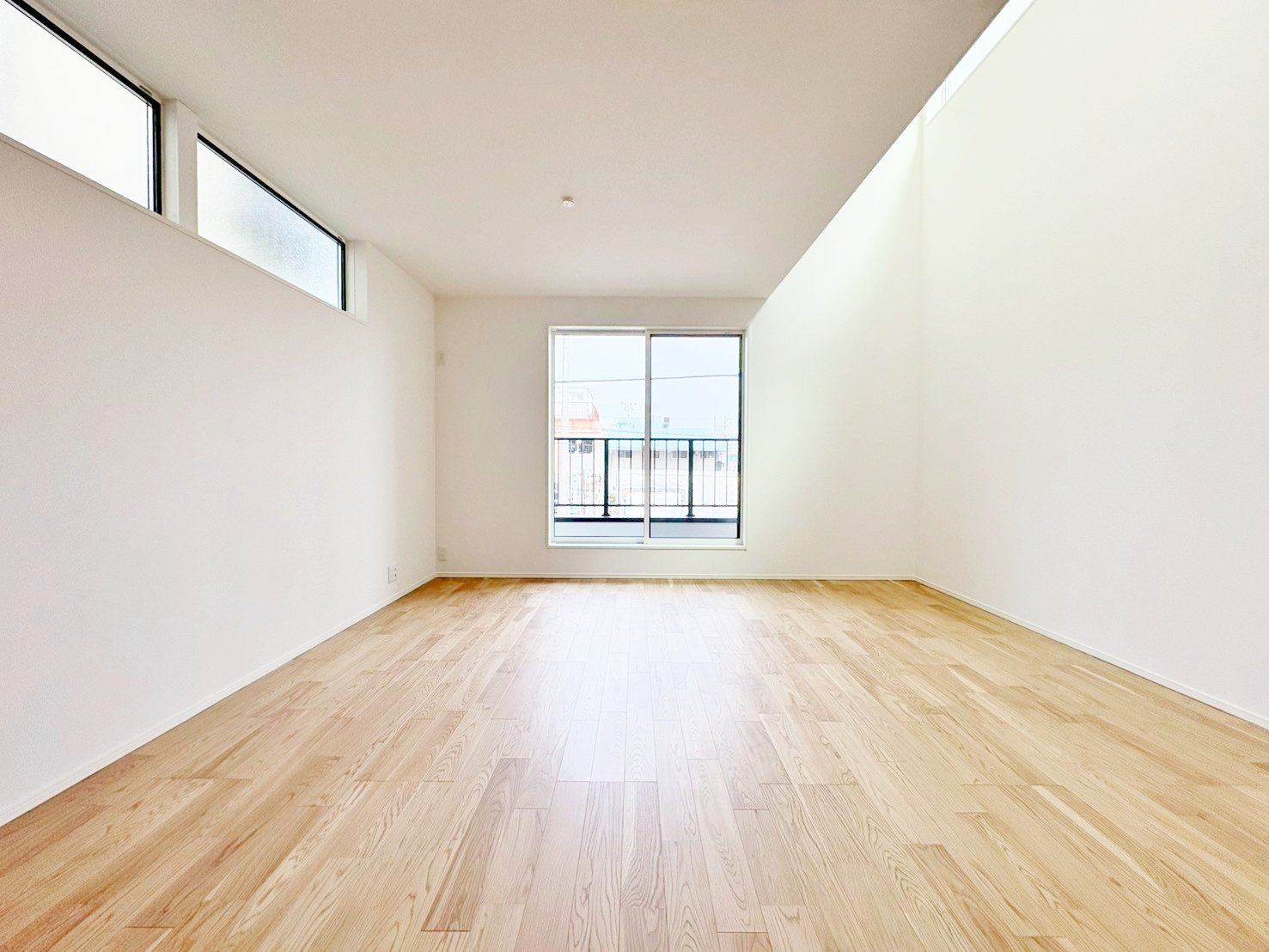 開放的なリビングは心地よい光と風に満ち溢れ家族が自然と集まる場所へ。