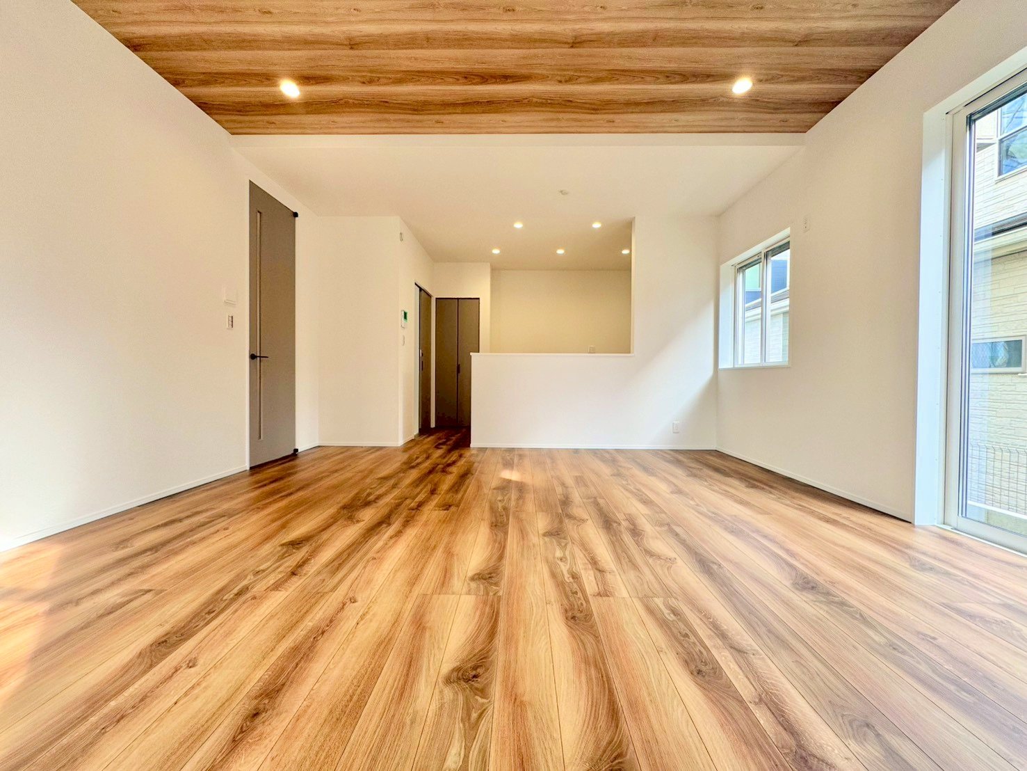 ほっと安らげる居心地の良いリビングは、ごろんと寛げる床暖房付きです。