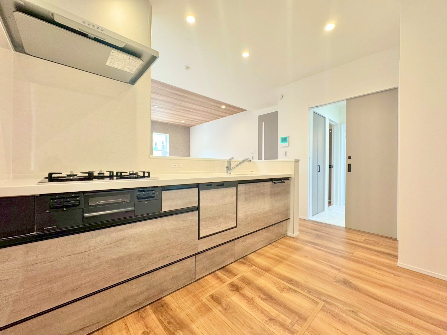 すぐに取り出せ、さっとしまえる収納量の多い引き出し式システムキッチン。