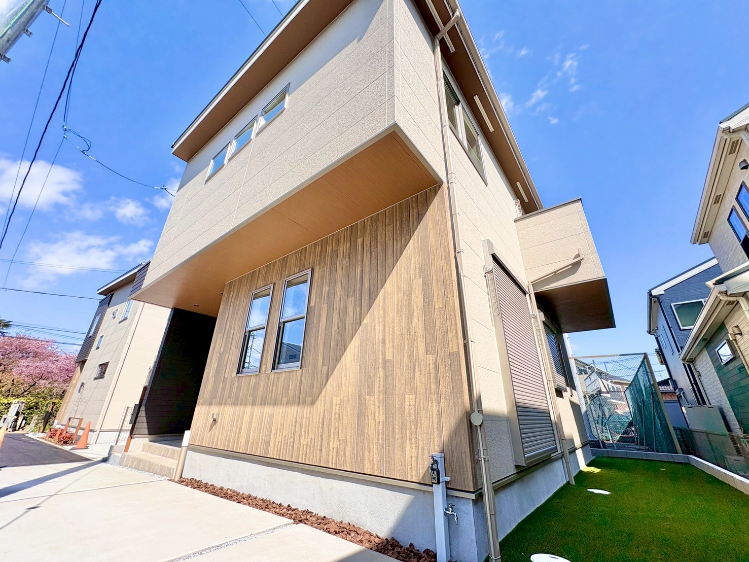 【B号棟】大和田駅まで徒歩15分の立地です。道路から距離をおき、優美に佇む外観です。