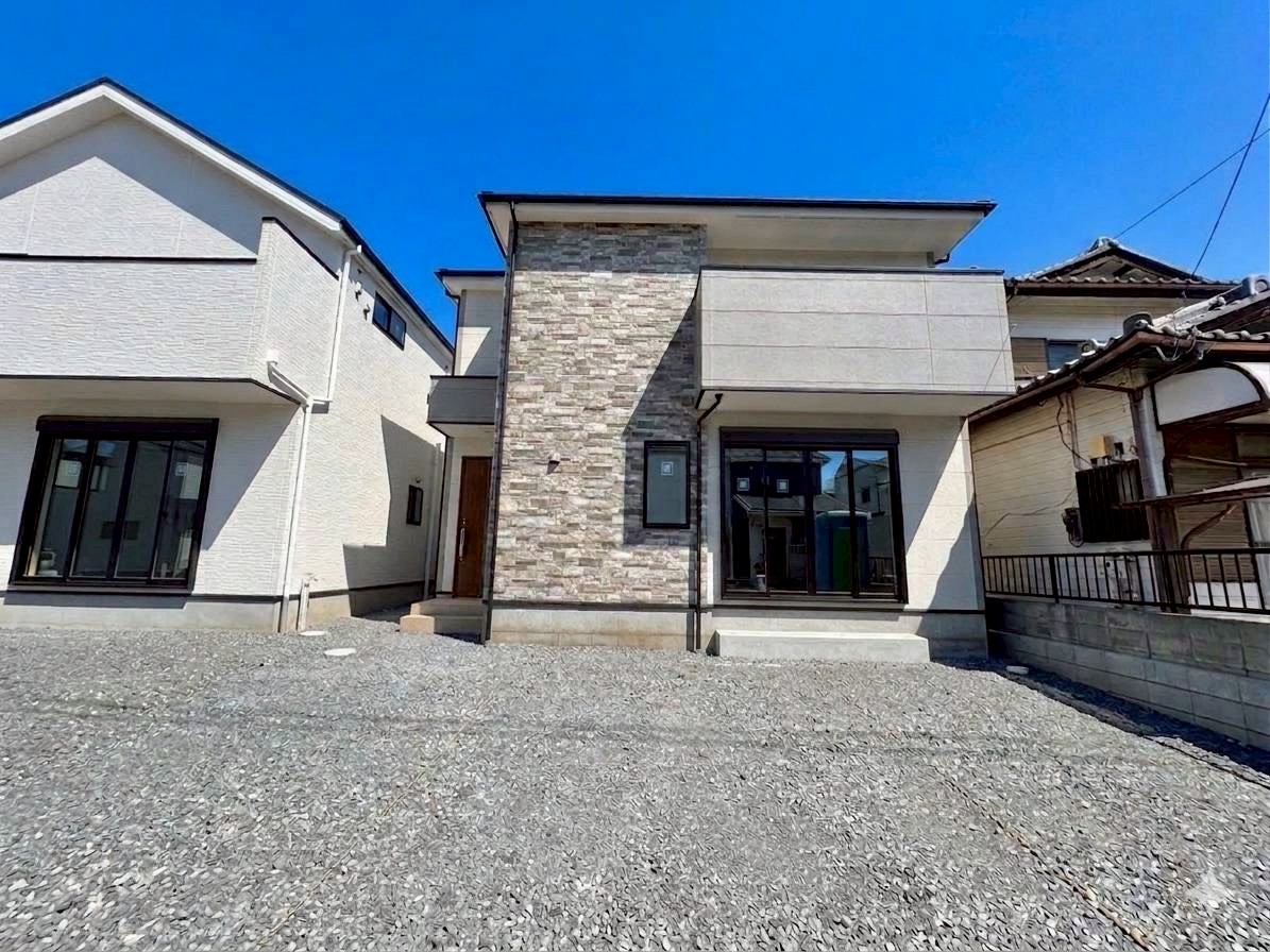 【２号棟】北上尾駅徒歩14分の立地。南公道に面した明るい邸宅。(令和8年4月 撮影)