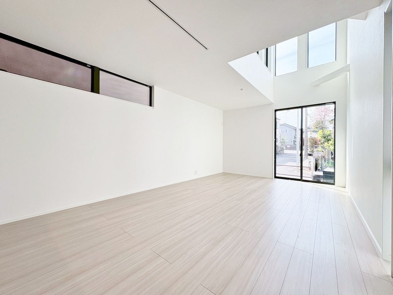 室内には豊かな陽光が注ぎ込み、爽やかな住空間を演出。