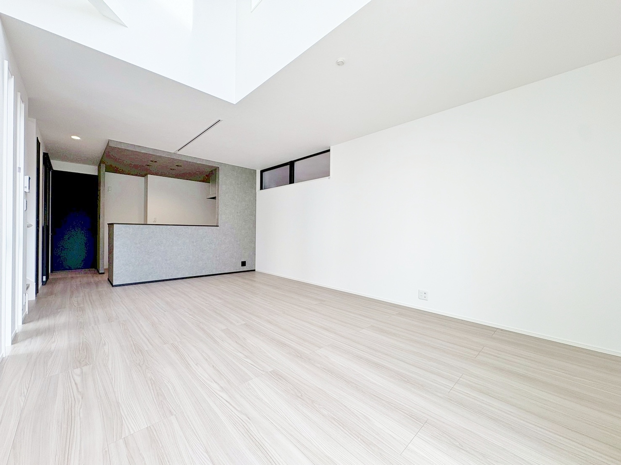 リビングは上部に吹抜を設けた開放的な空間です。