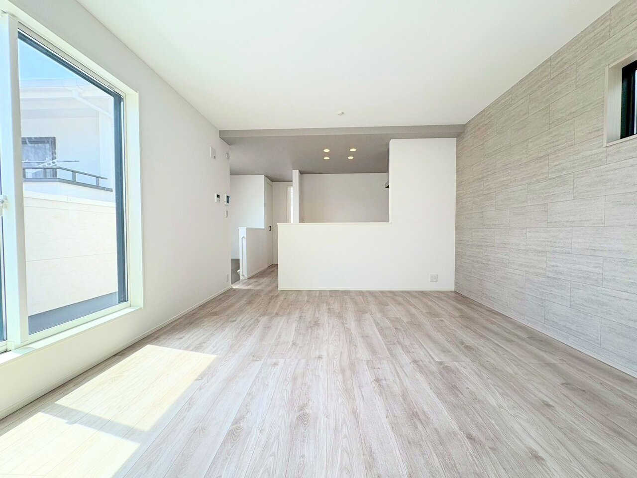 大きな窓から差し込む光が心地良い2階LDK。