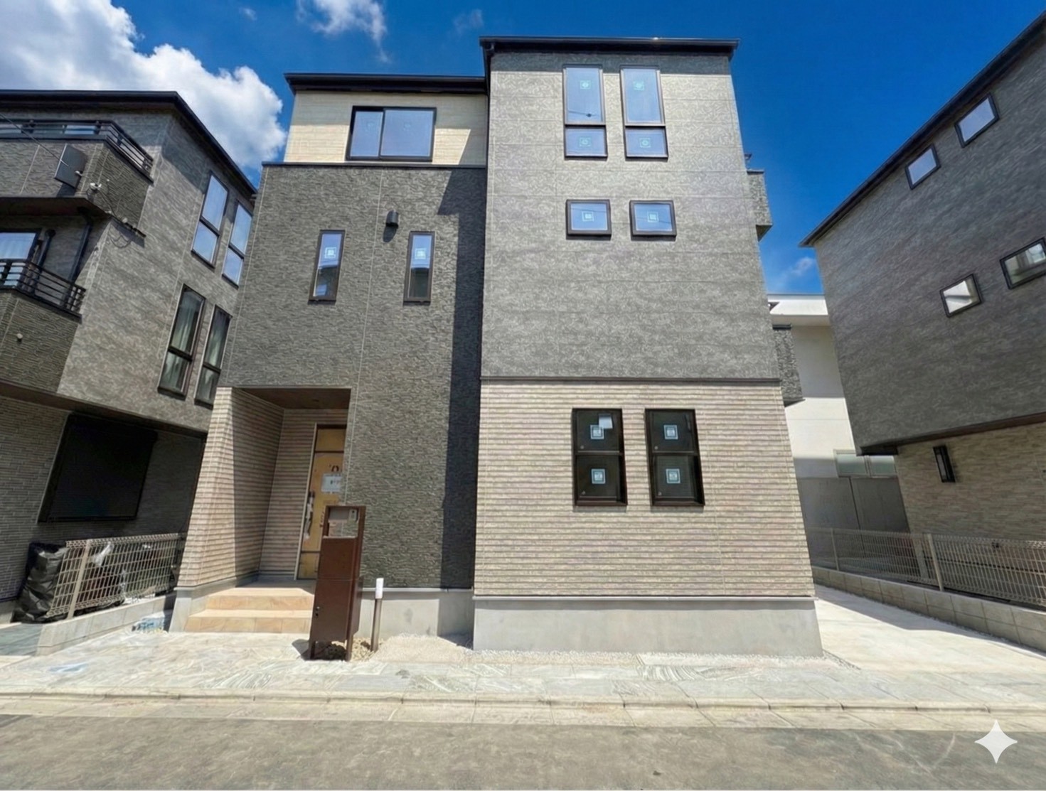 【B号棟】川口元郷駅まで徒歩13分の立地です。気品と落着きを醸成する佇まいです。