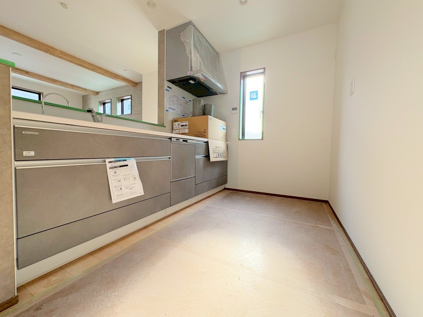 リビング全体を見渡せるよう対面式キッチンを採用しました。(令和8年2月 撮影)