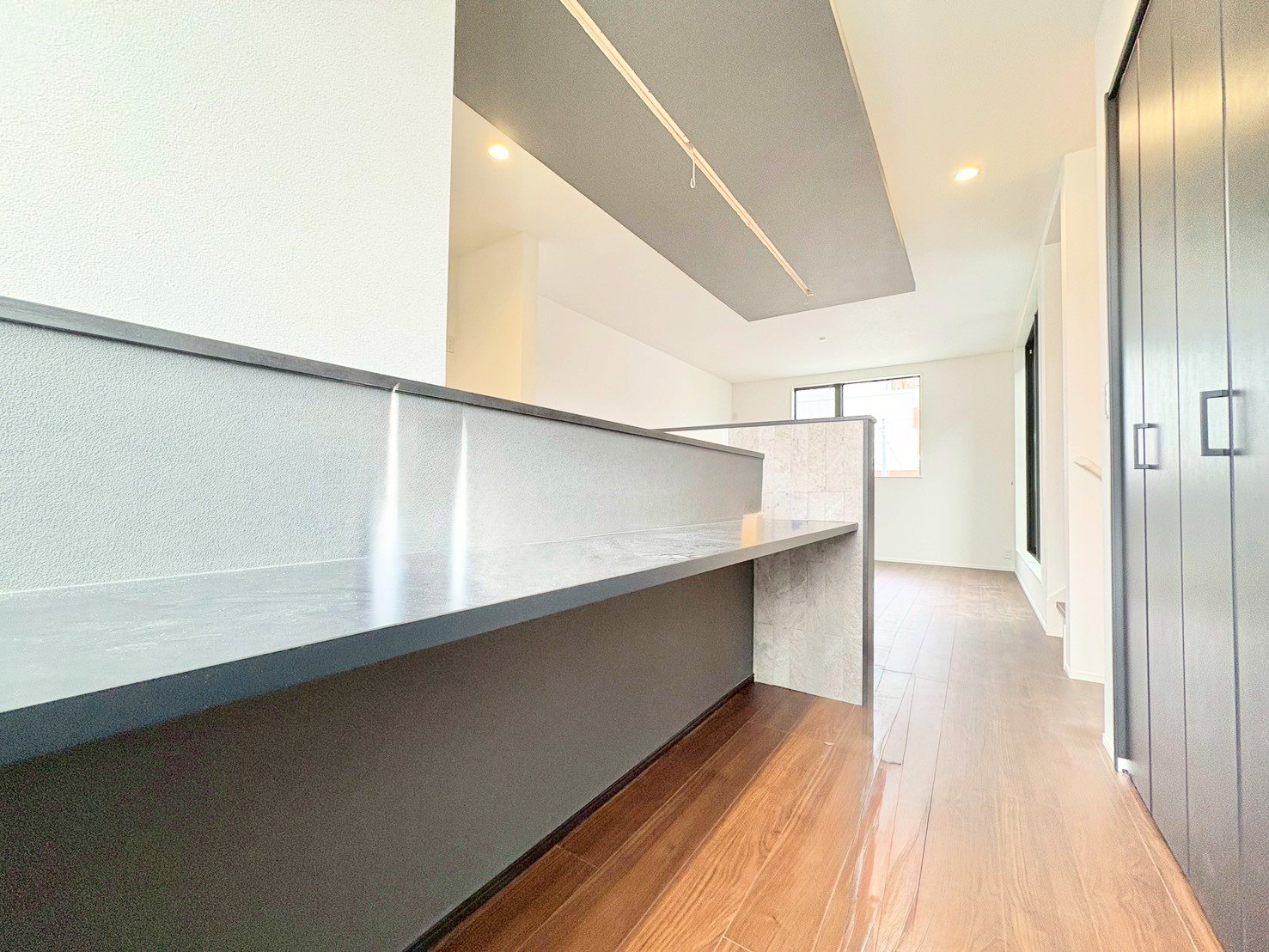 ダイニングキッチンには多用途に使える便利なカウンター付き。