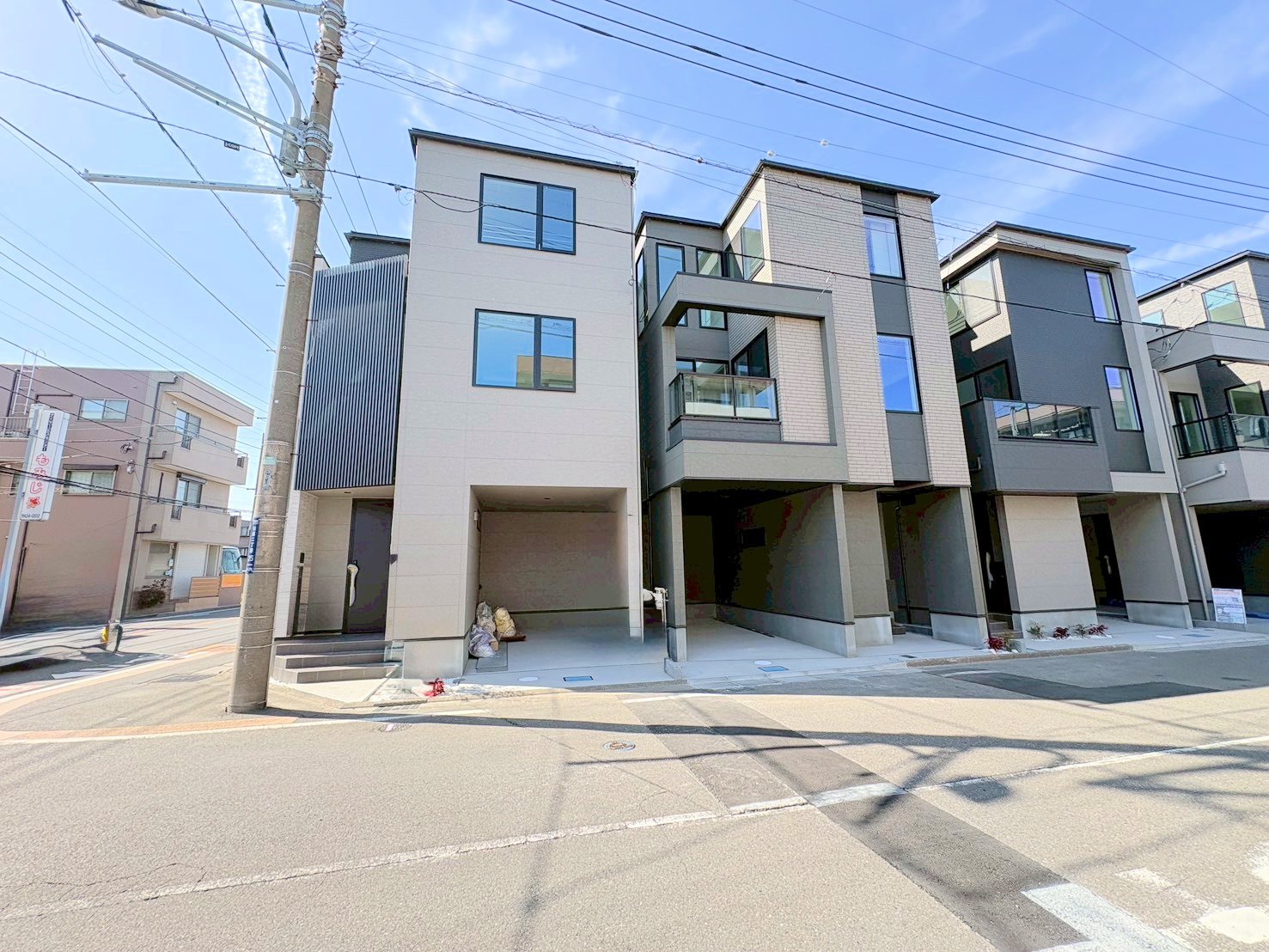 左端が当物件。開放感のある角地に佇みます。どこまでも美しく考え抜かれたフォルムに感動すら覚えます。