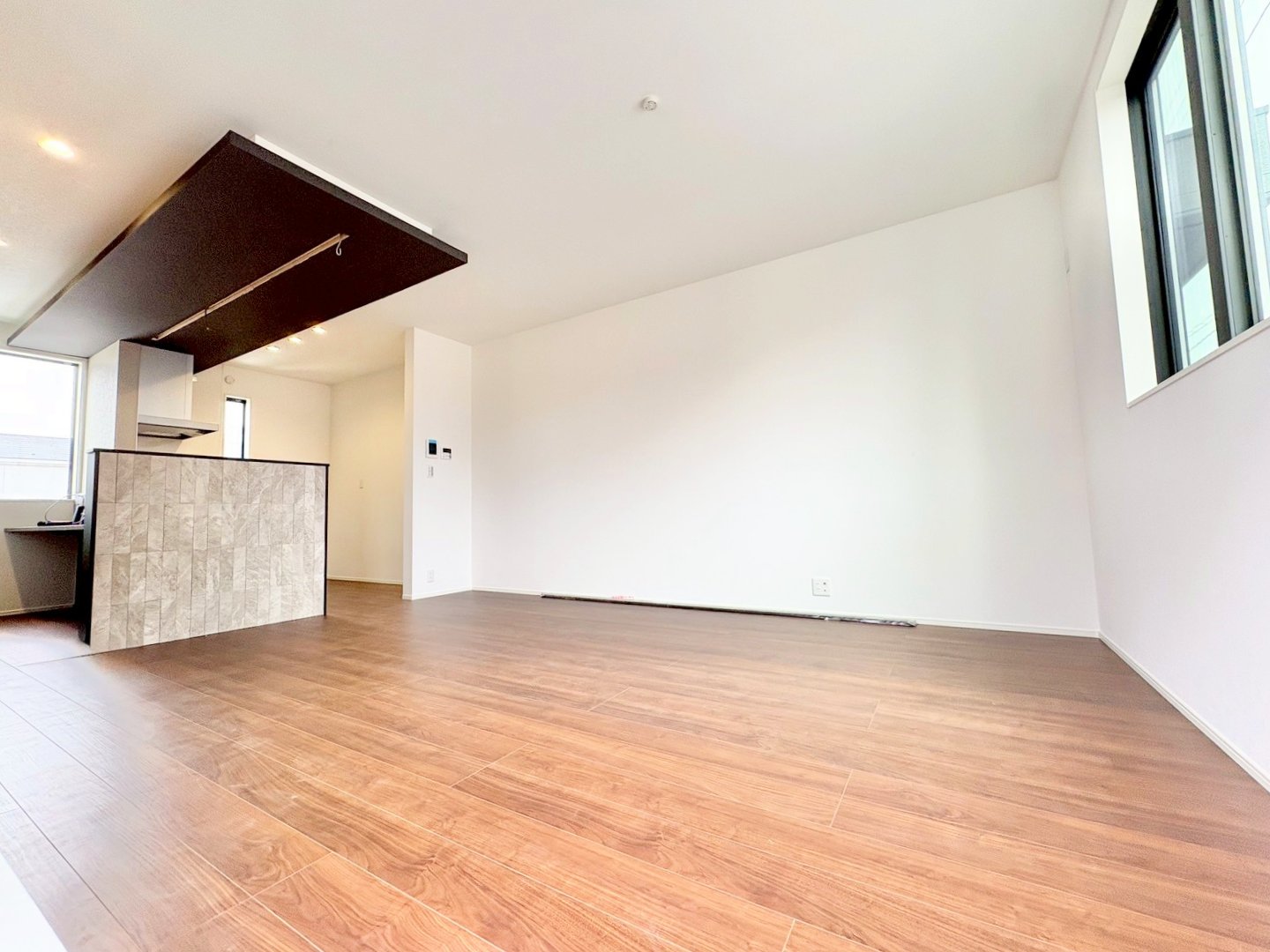 リビングを２階に設けることで通風・採光にも優れています。