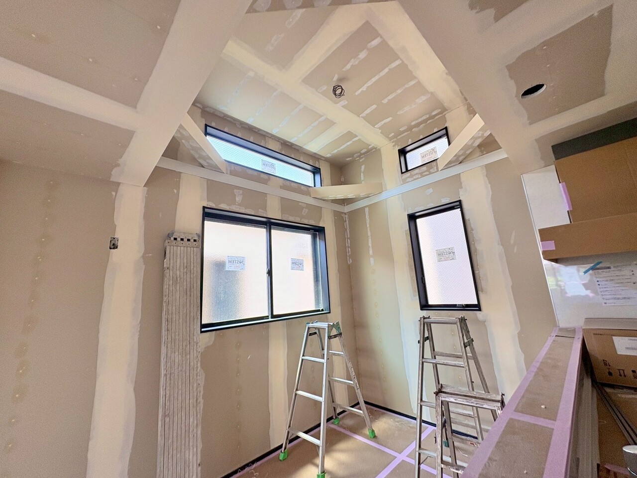 室内には豊かな陽光が注ぎ込み、爽やかな住空間を演出。(令和8年5月 撮影)