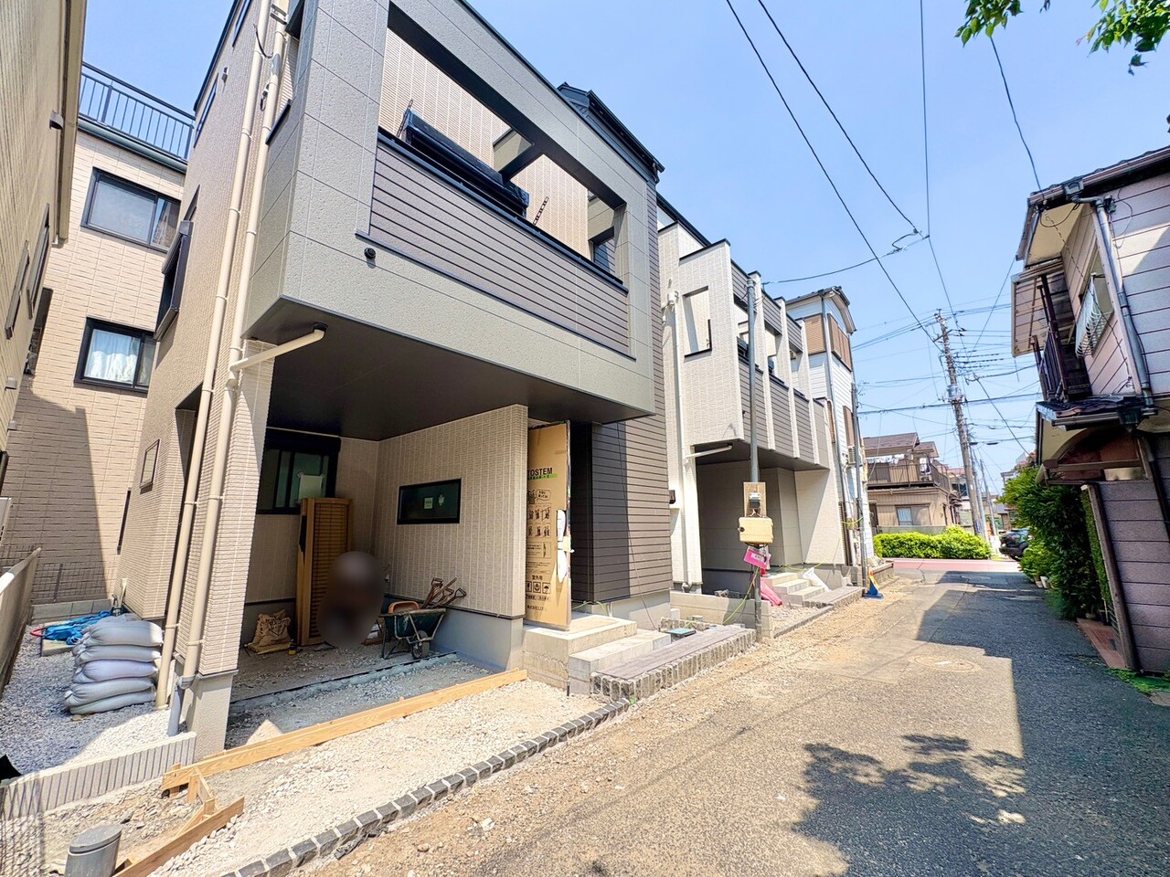 左側が当物件。戸田公園駅徒歩16分の立地。心のやすらぎと満足感を与えてくれます。(令和8年5月 撮影)