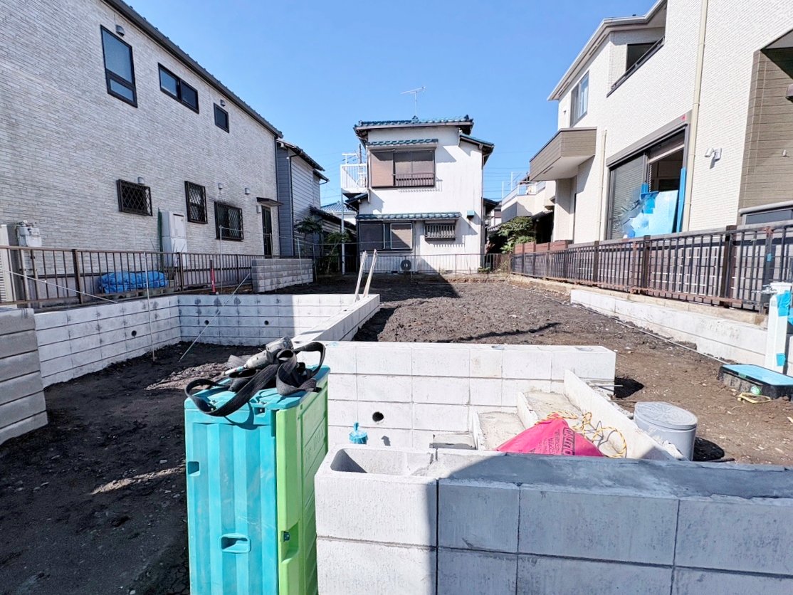 戸塚安行駅徒歩9分の立地。コミュニケーション動線に配慮したリビングイン階段を採用。(令和8年3月 撮影)