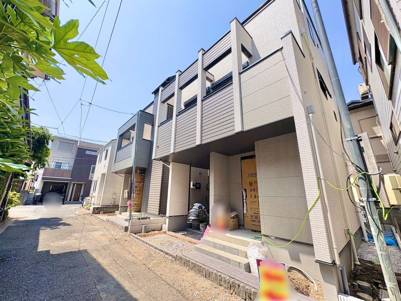 右側が当物件。戸田公園駅徒歩16分の立地。(令和8年5月 撮影)