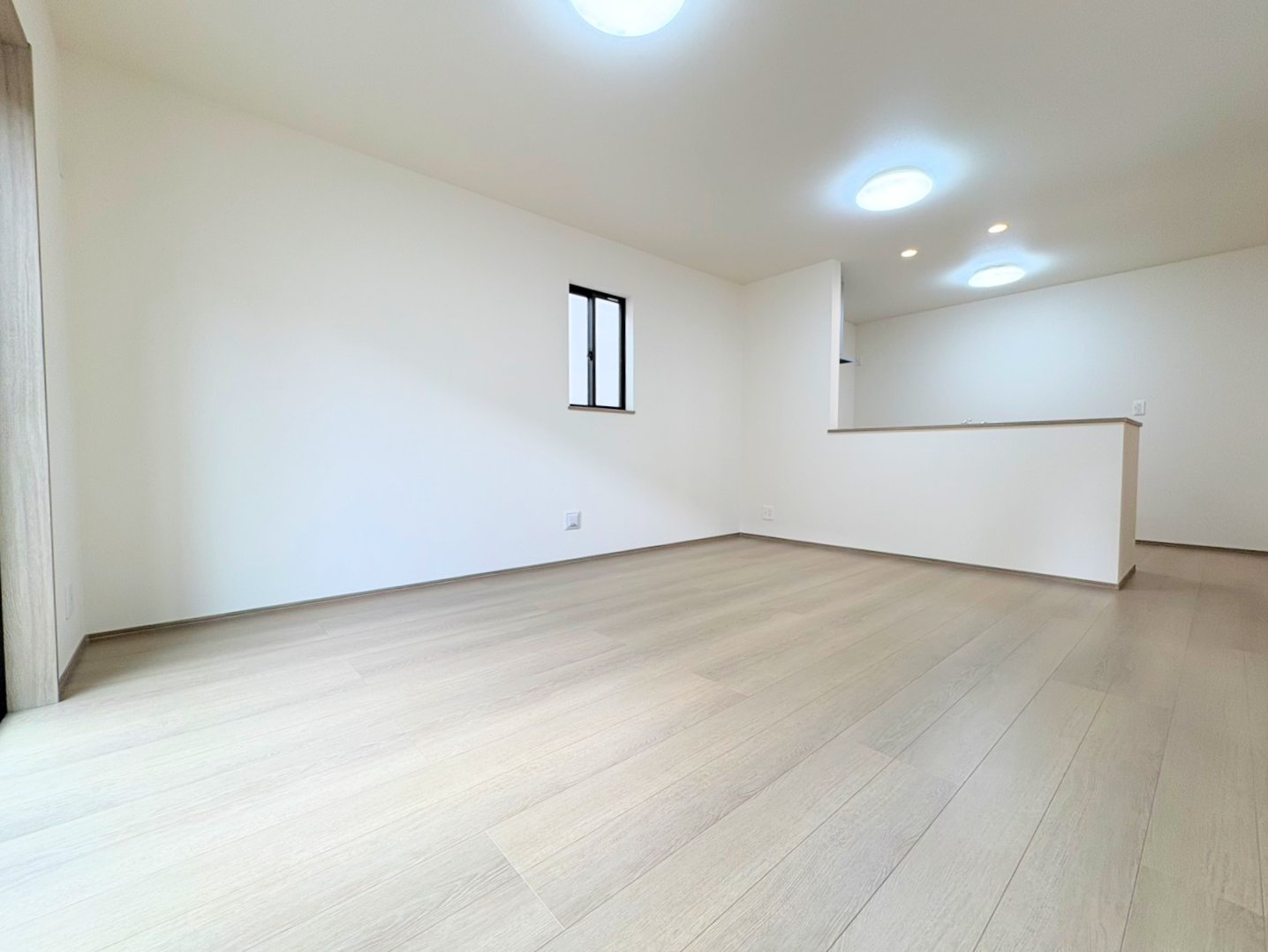 洗練された雰囲気のリビングは、長居したくなる居心地の良い空間です。