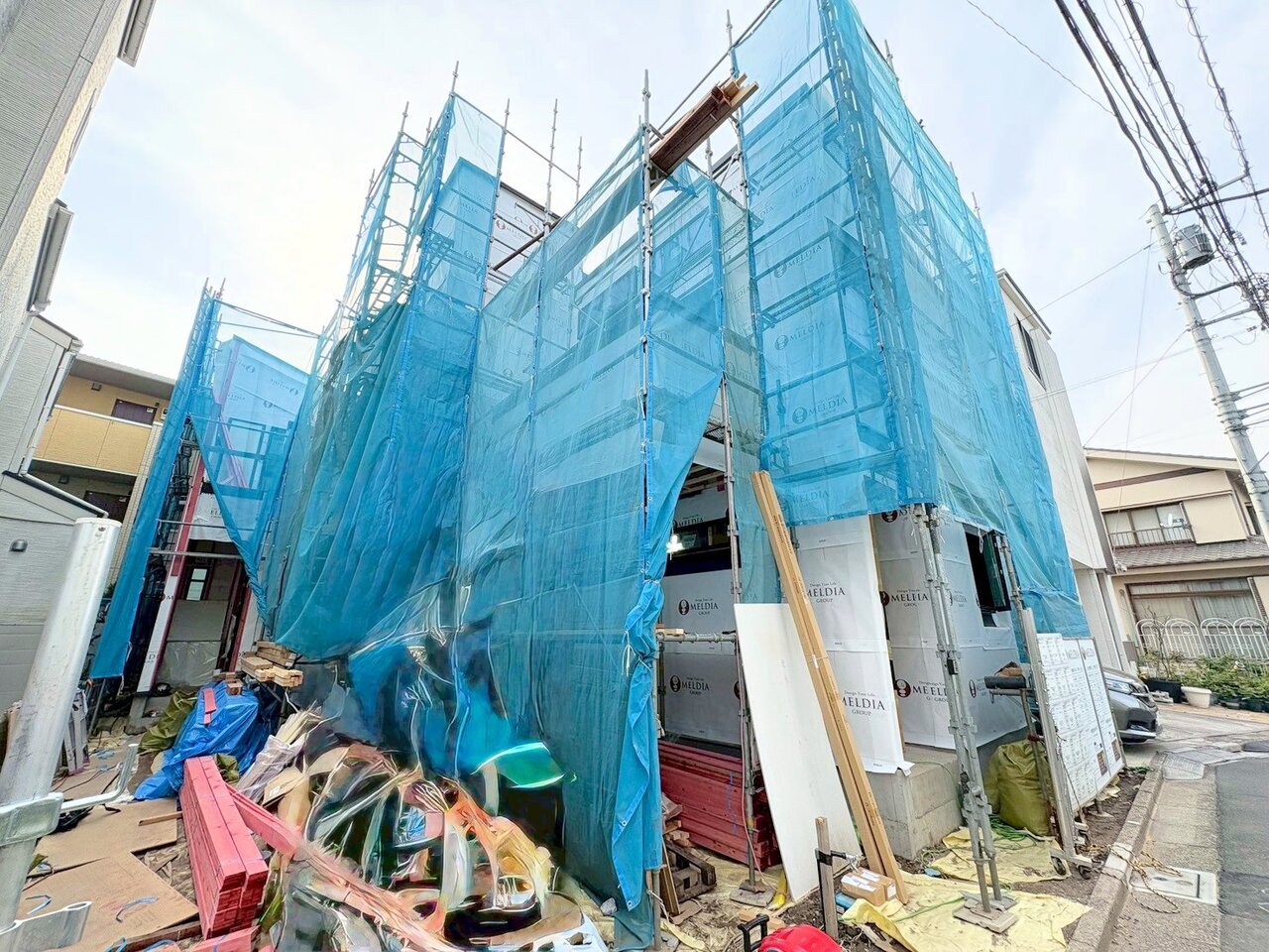 リビングは上部に吹抜を設け、開放的な空間に仕上げます。(令和8年3月 撮影)