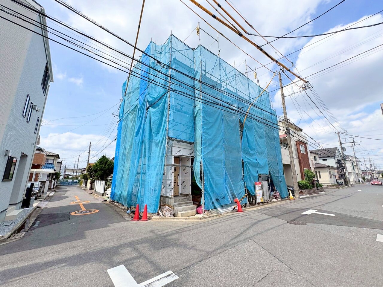 開放感のある角地に面した邸宅。(令和8年4月 撮影)