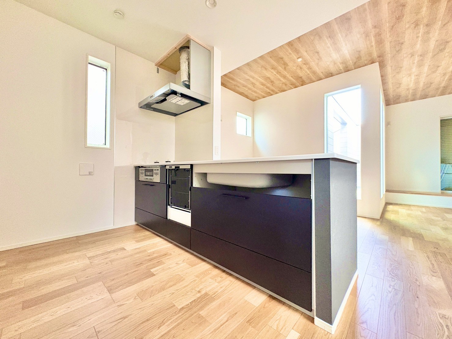 家族とのコミュニケーションを楽しめる対面キッチン。