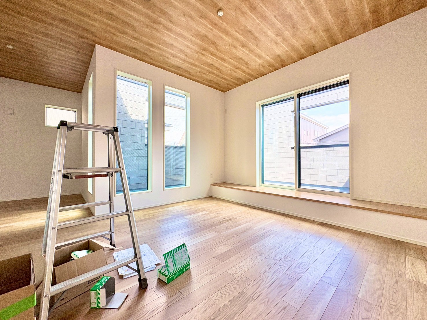 開放的なリビングは心地よい光と風に満ち溢れ家族が自然と集まる場所へ。