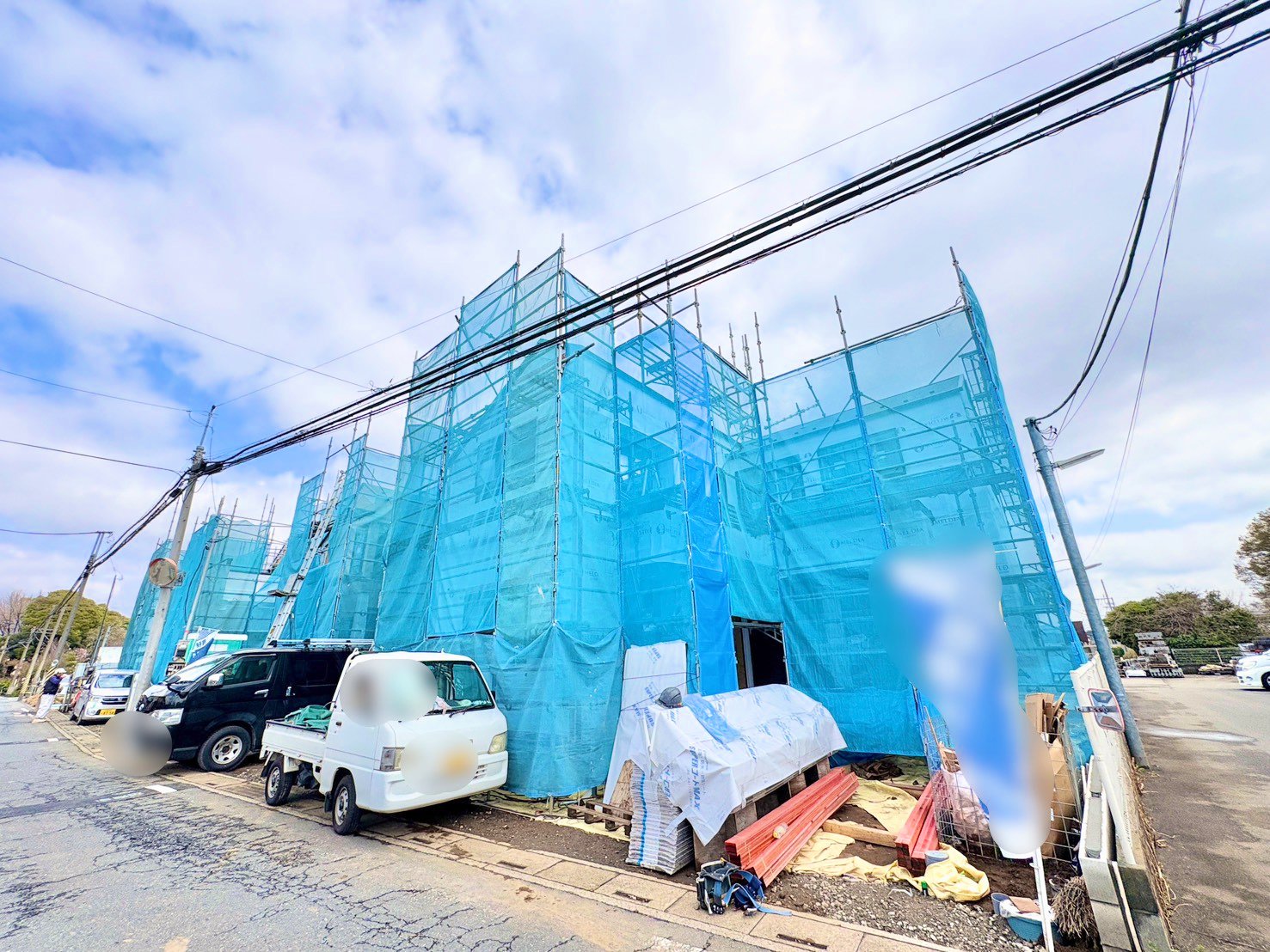 リビングは上部に吹抜を設け、開放的な空間に仕上げます。(令和8年3月 撮影)