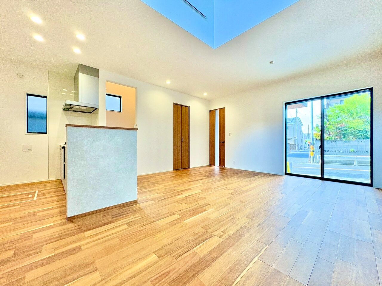 ダイニングとつながるキッチンからは家中が見渡せます。