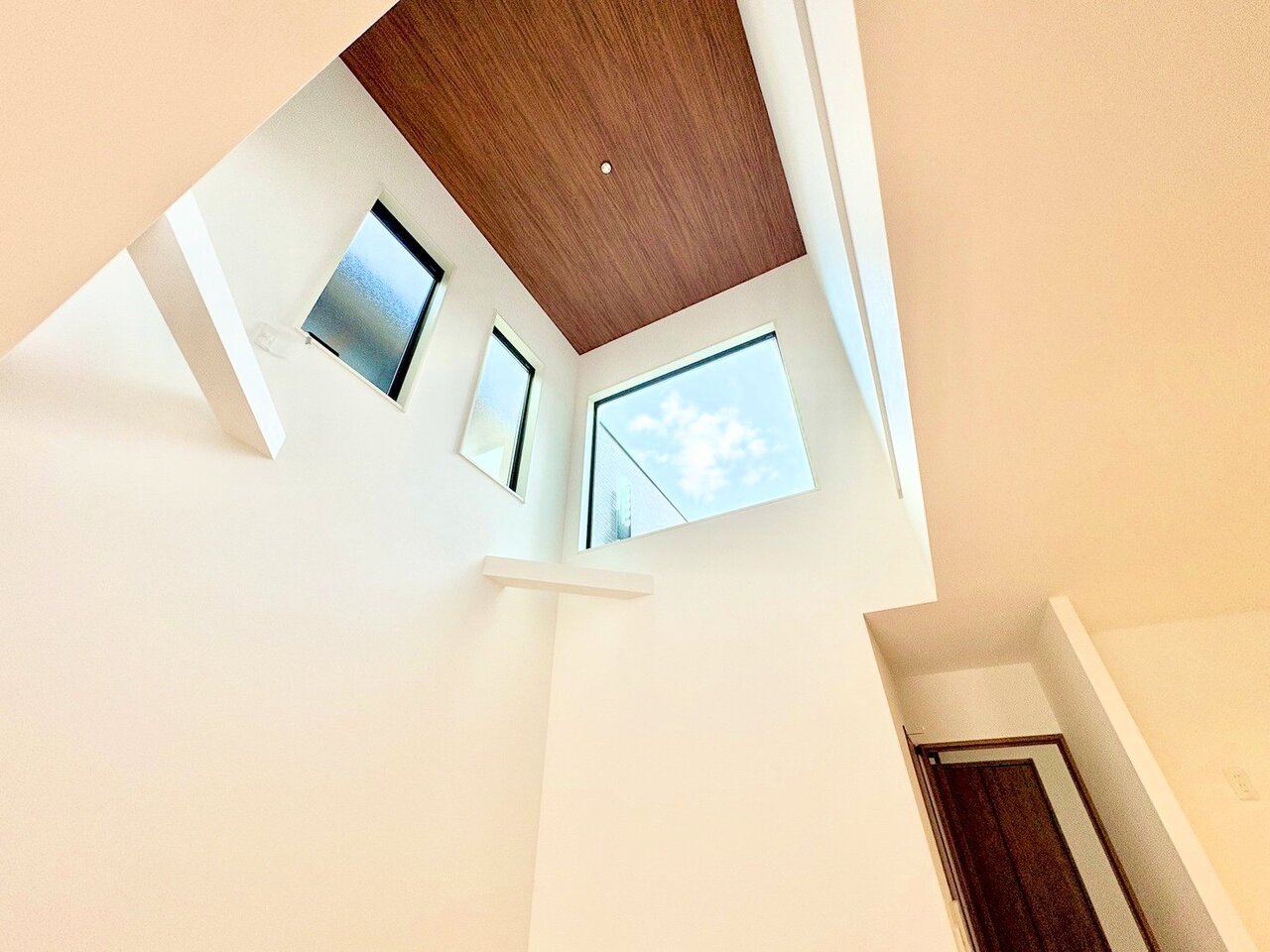 開放感のある吹き抜けは爽やかな空間を創り上げます。