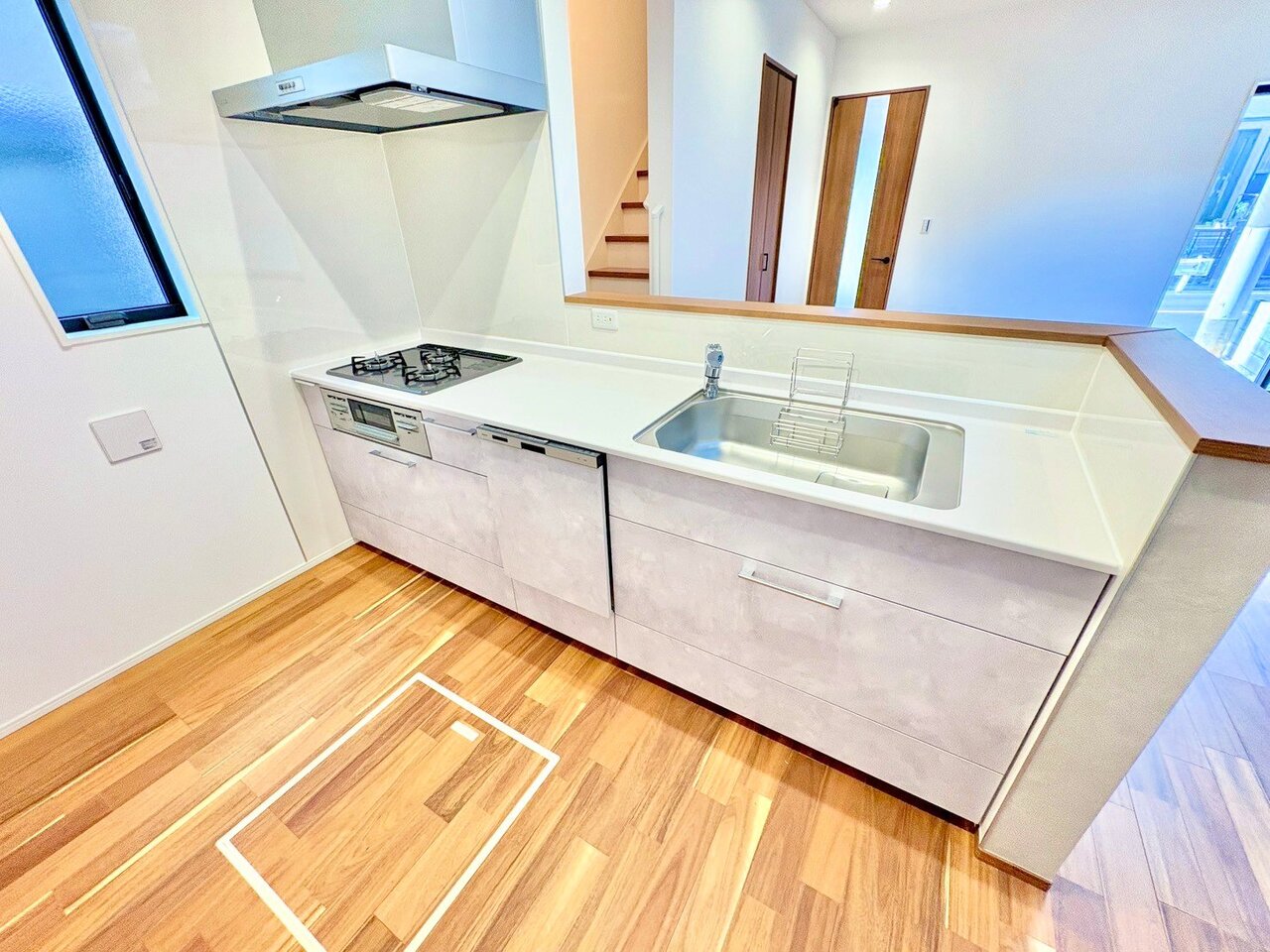 人気のおしゃれな対面式キッチンを採用しました。