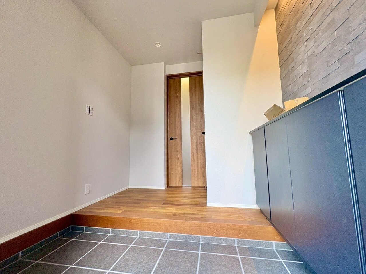 明るさと清潔感を兼ね備えた玄関が建物内へと導きます。