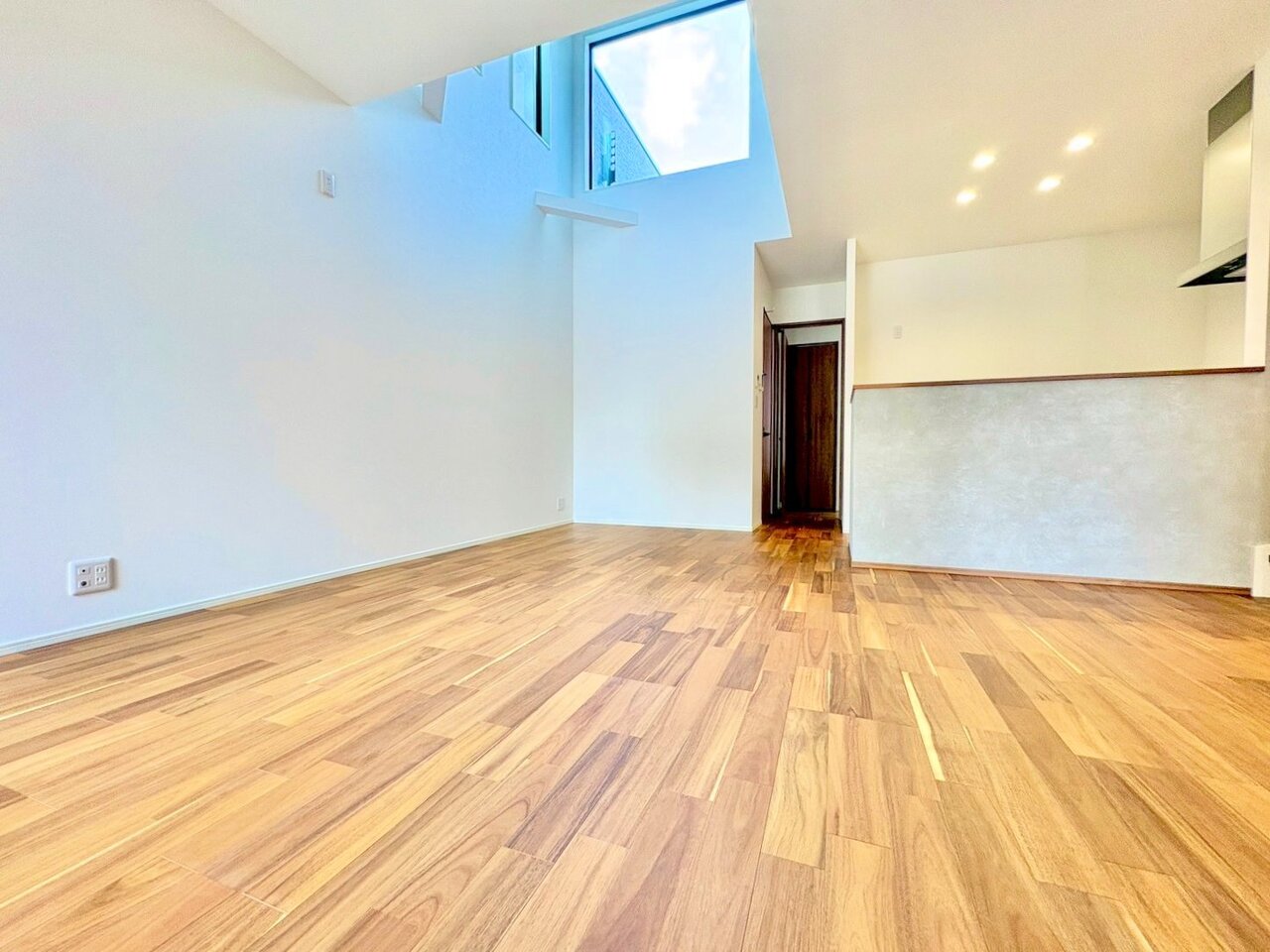 室内には豊かな陽光が注ぎ込み、爽やかな住空間を演出。