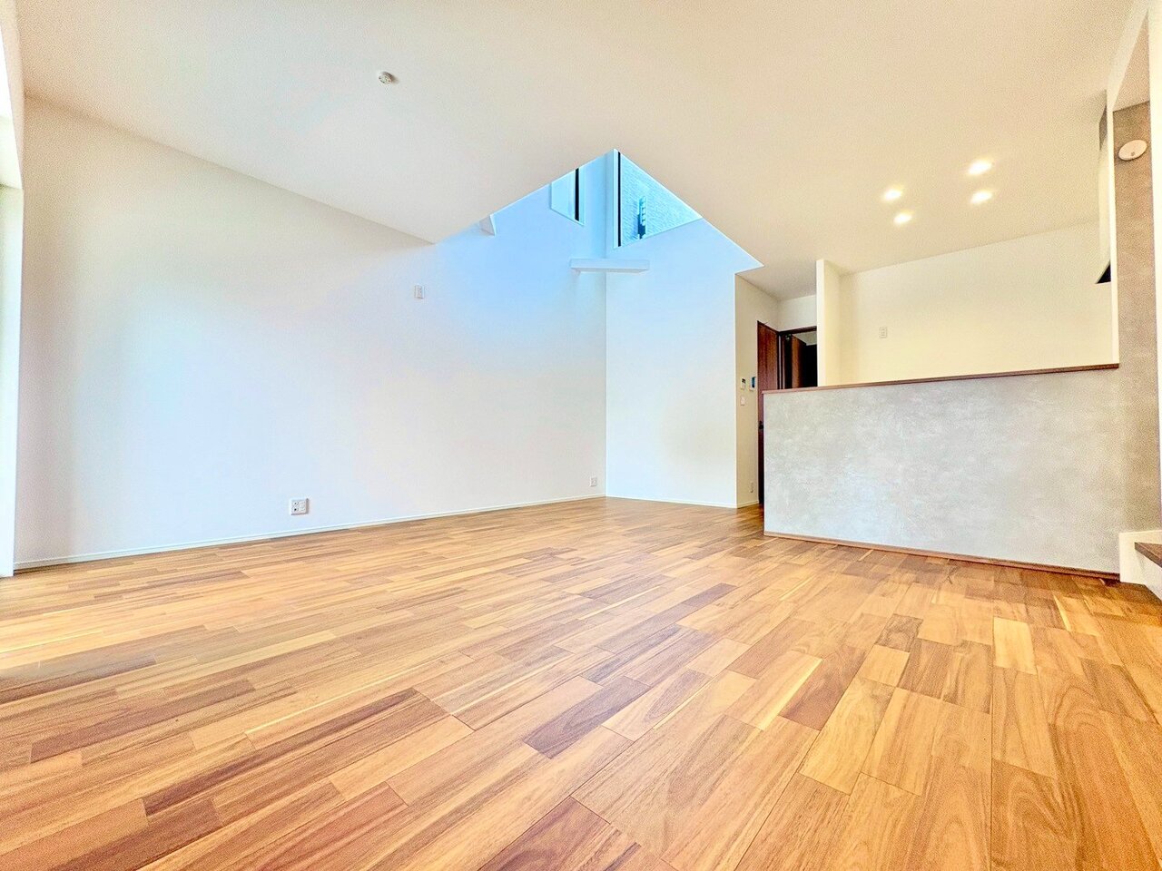 吹き抜けからは陽光を豊かに採り入れ、明るく広がりのある空間を創出。