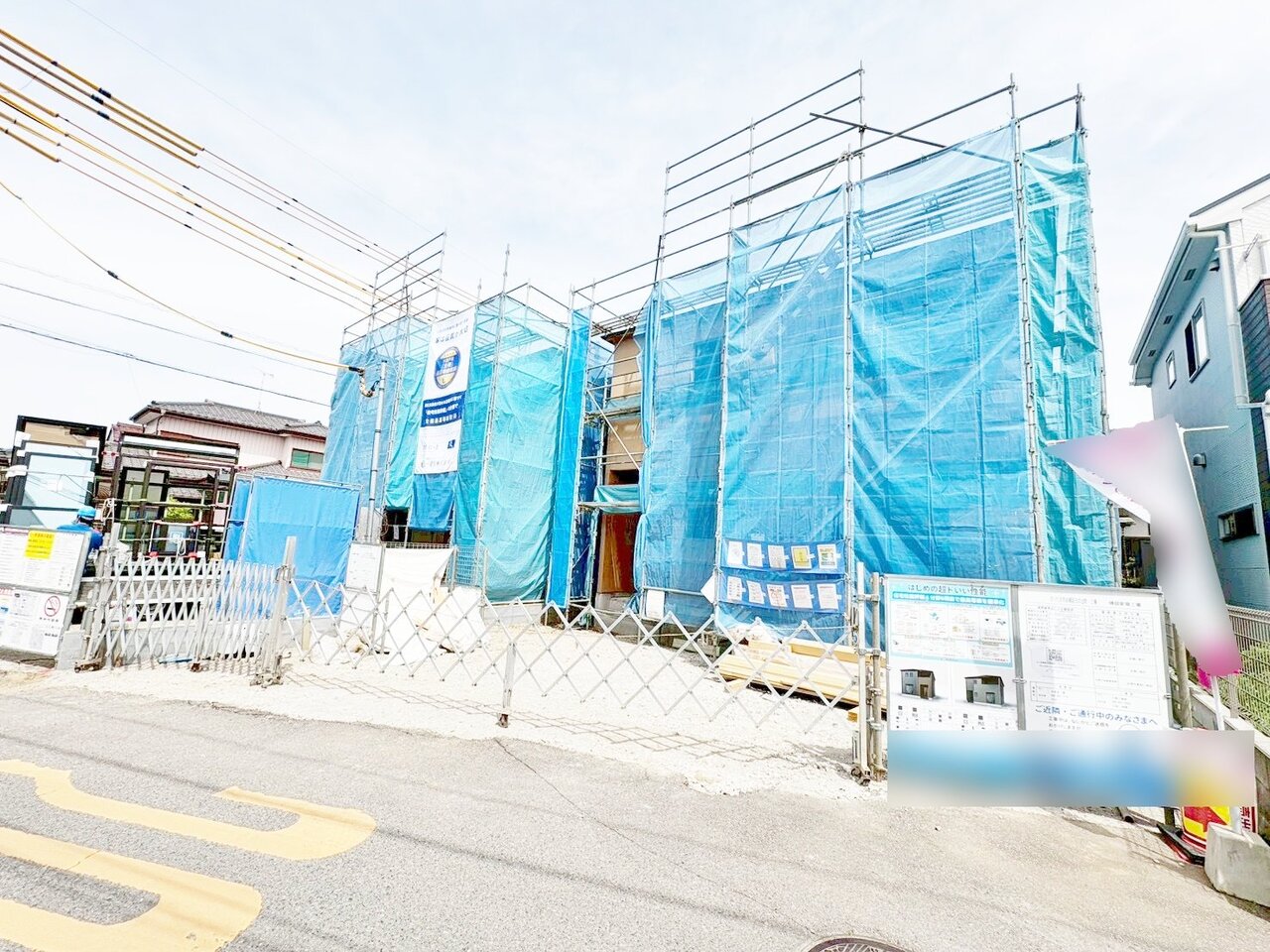 右側が当物件。岩槻駅徒歩18分、閑静な住宅街に佇みます。(令和8年4月 撮影)