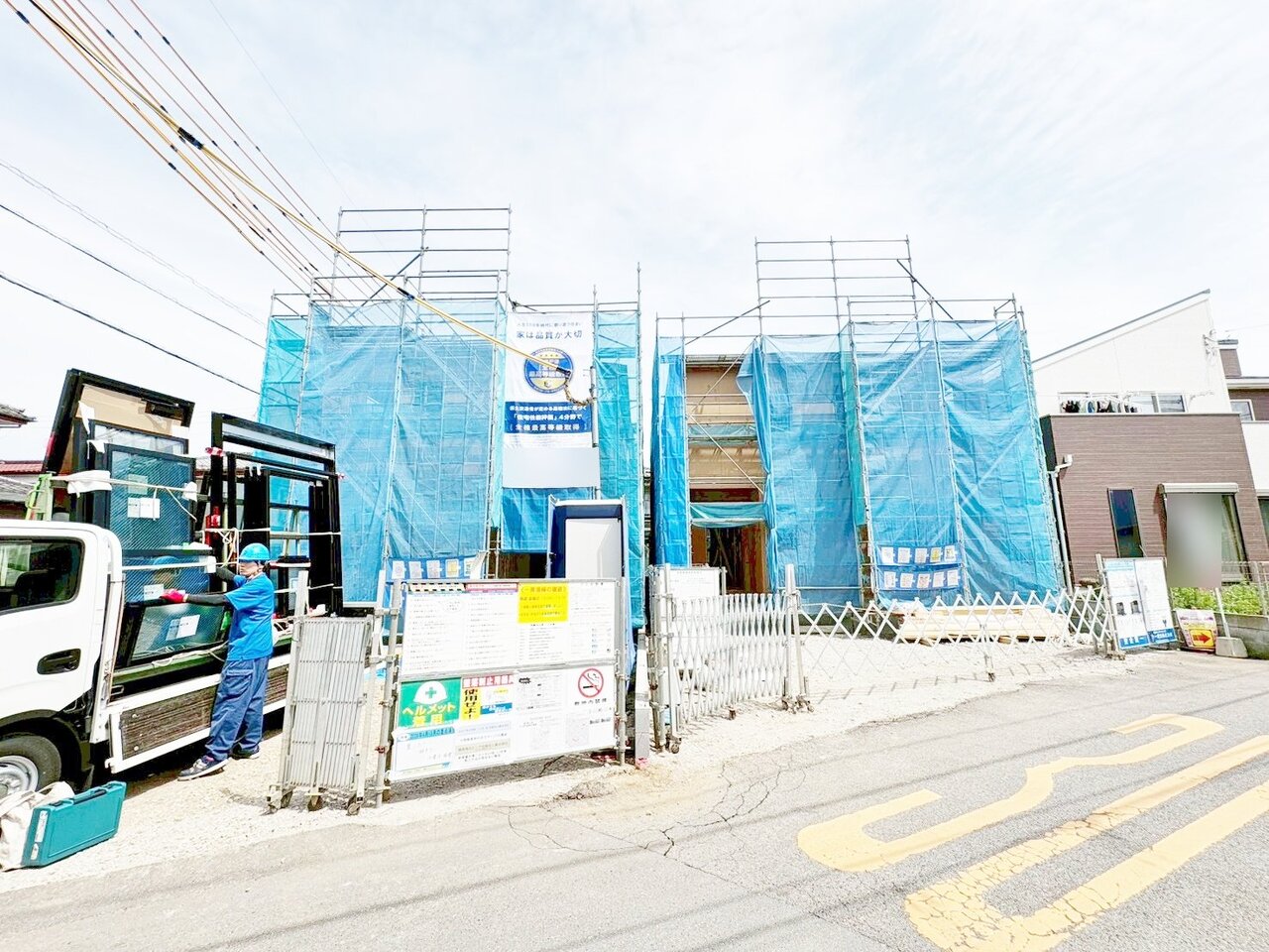 間口の広いカースペースには2台駐車可能です。(令和8年4月 撮影)