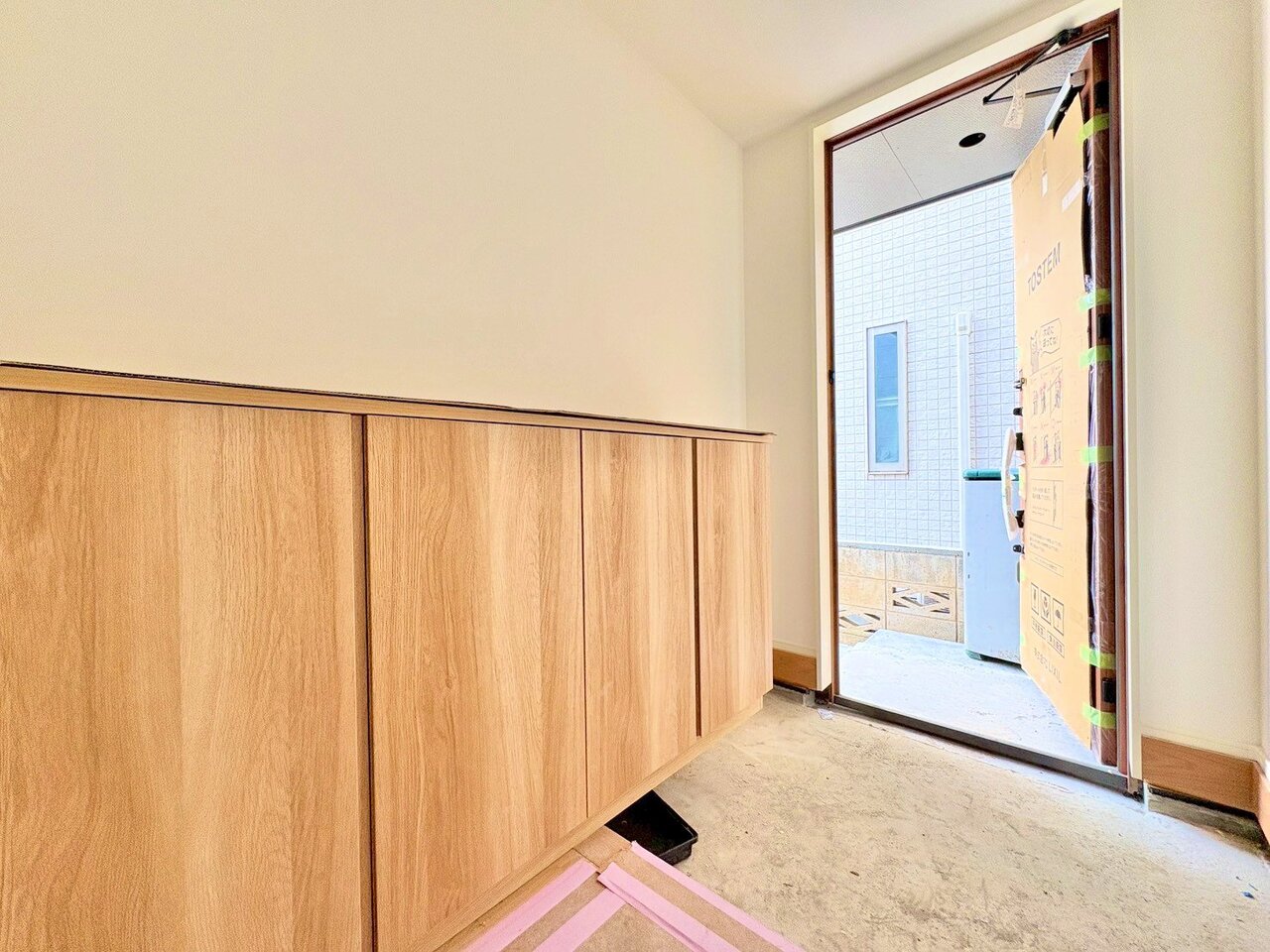 「行ってきます」と「ただいま」はこの玄関から始まります。(令和8年4月 撮影)