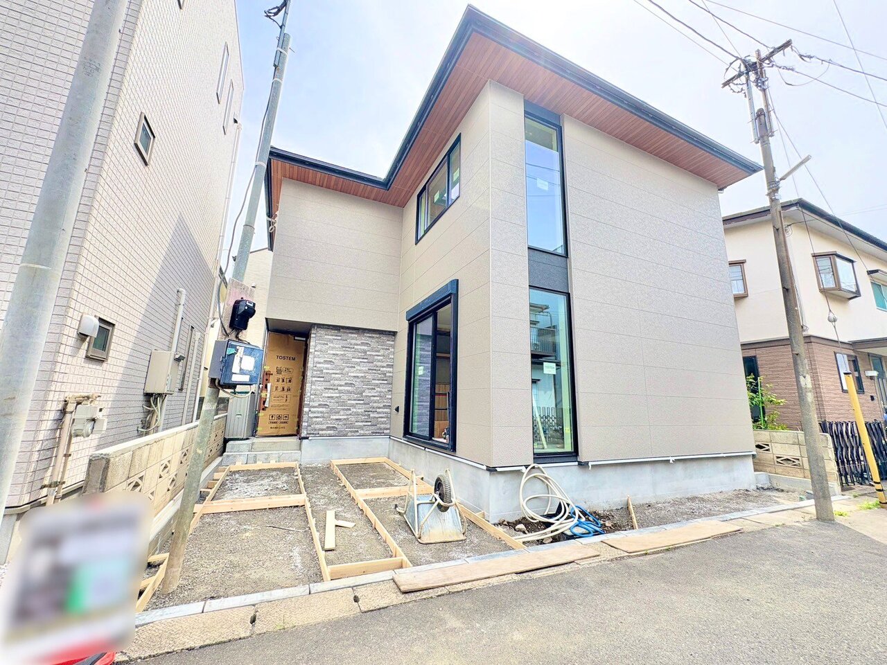 リビング上部には開放感を感じられる吹き抜けを設けています。(令和8年4月 撮影)