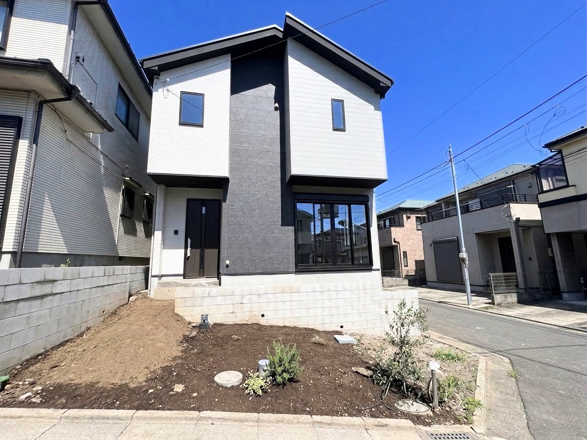 スーパーやコンビニなどが徒歩圏内にあり、買い物に便利な住環境です。(令和8年9月撮影)