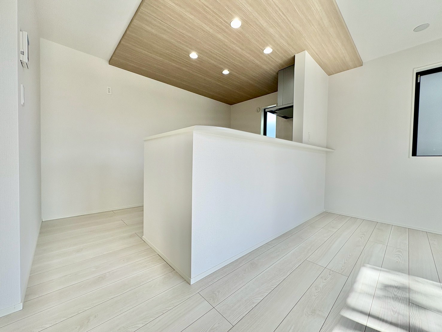 ダイニングとつながるキッチンからは家中が見渡せます。