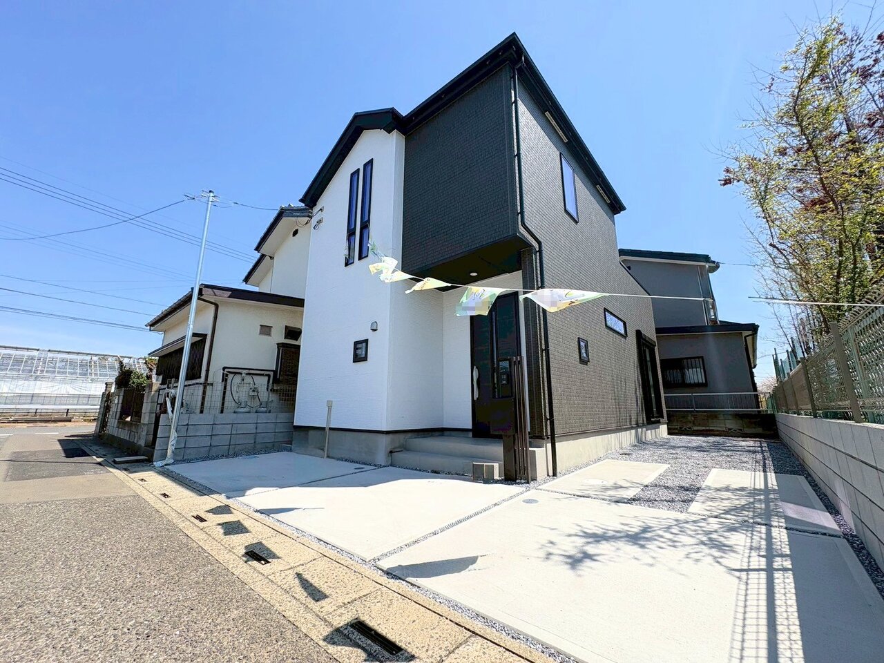 白と黒のメリハリあるコントラストが利いたお住まい。