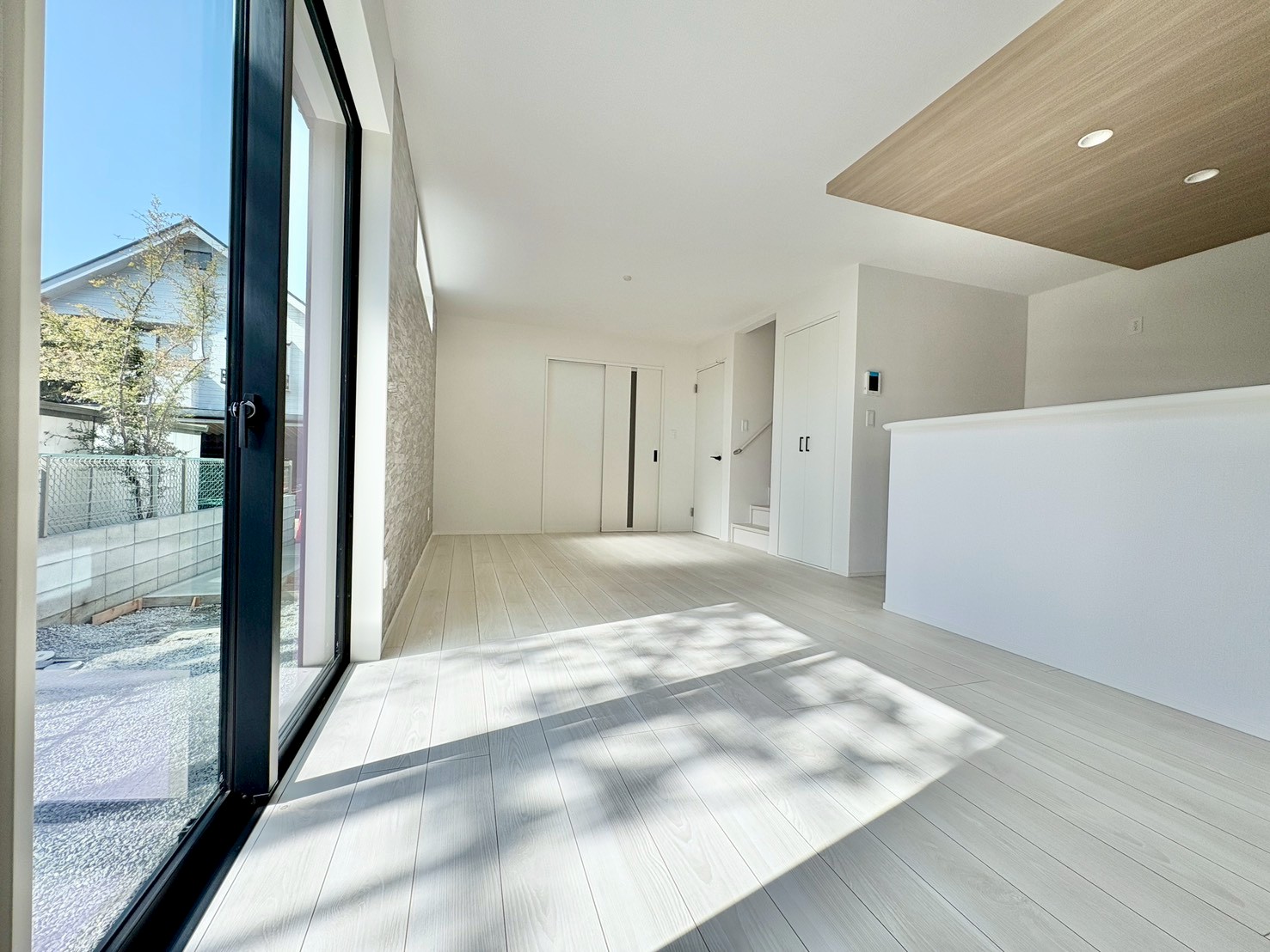 リビングイン階段を採用しました。キッチンからリビング全体を見渡せます。