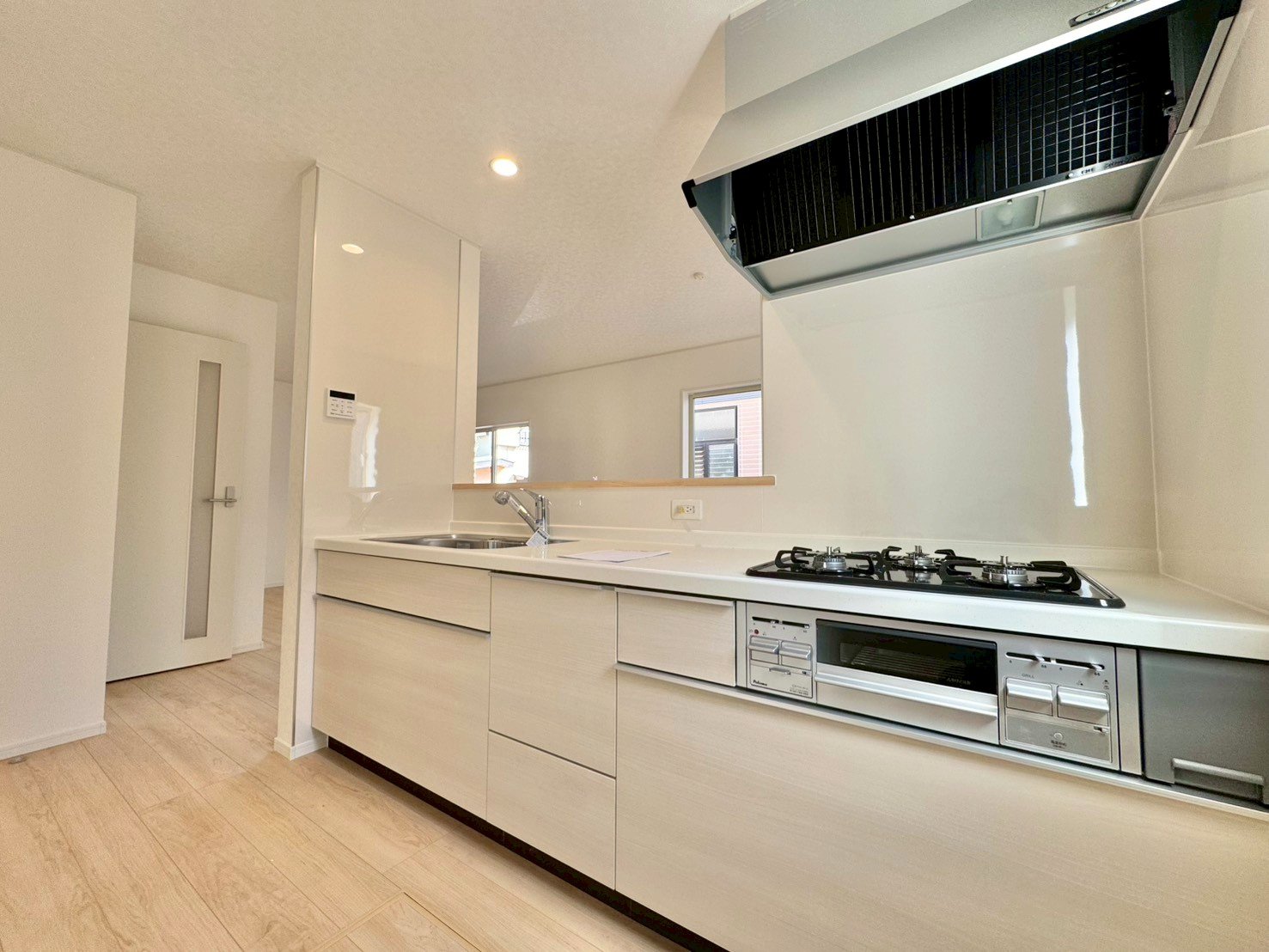 収納も多く大きな鍋やフライパン、調味料などスッキリ片付きます。