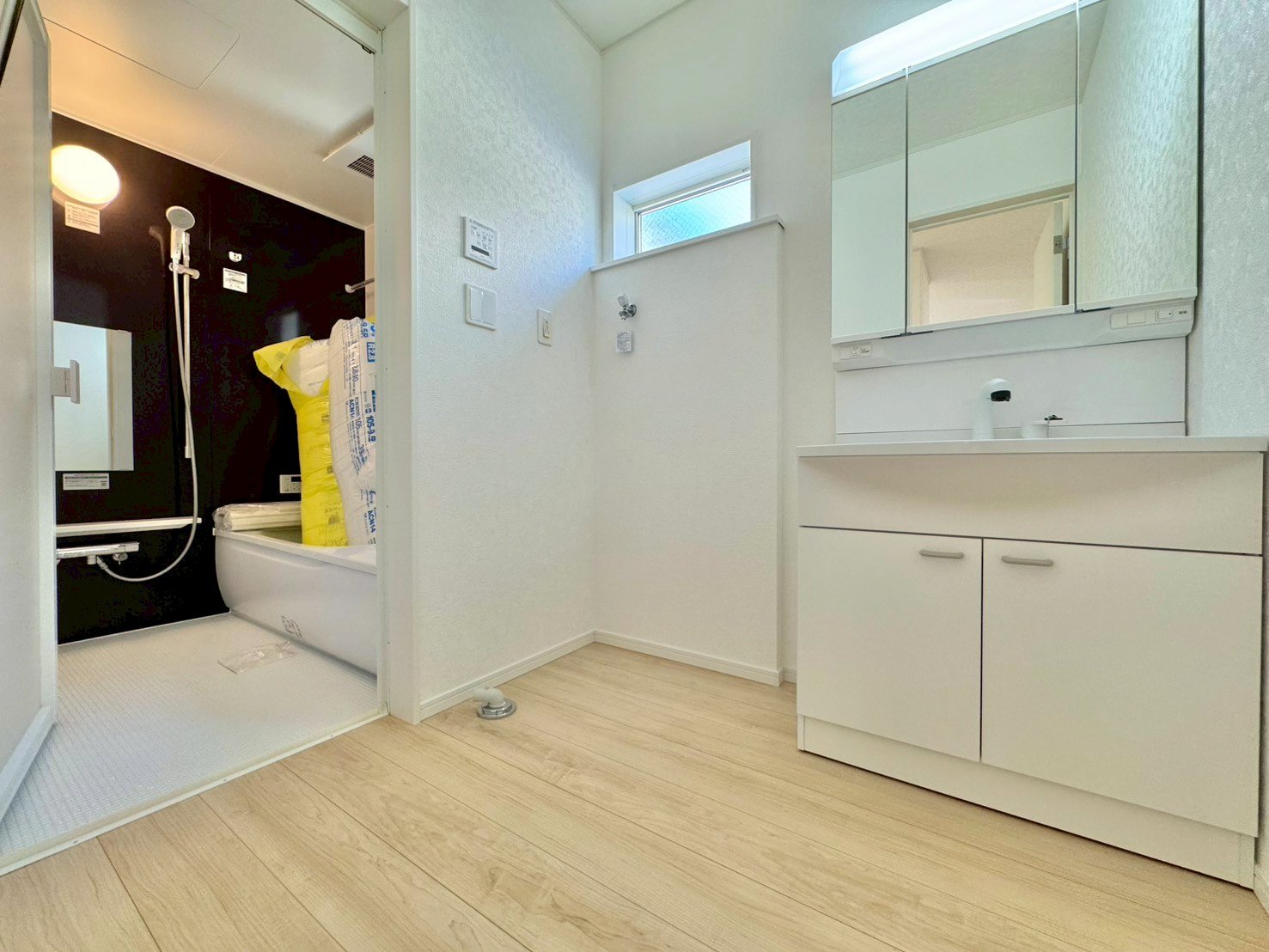 キッチンのそばに水回りを集約した家事効率の良い動線を確保。