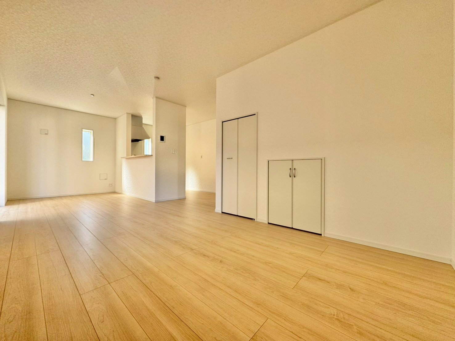 開放的なリビングは心地よい光と風に満ち溢れ家族が自然と集まる場所へ。