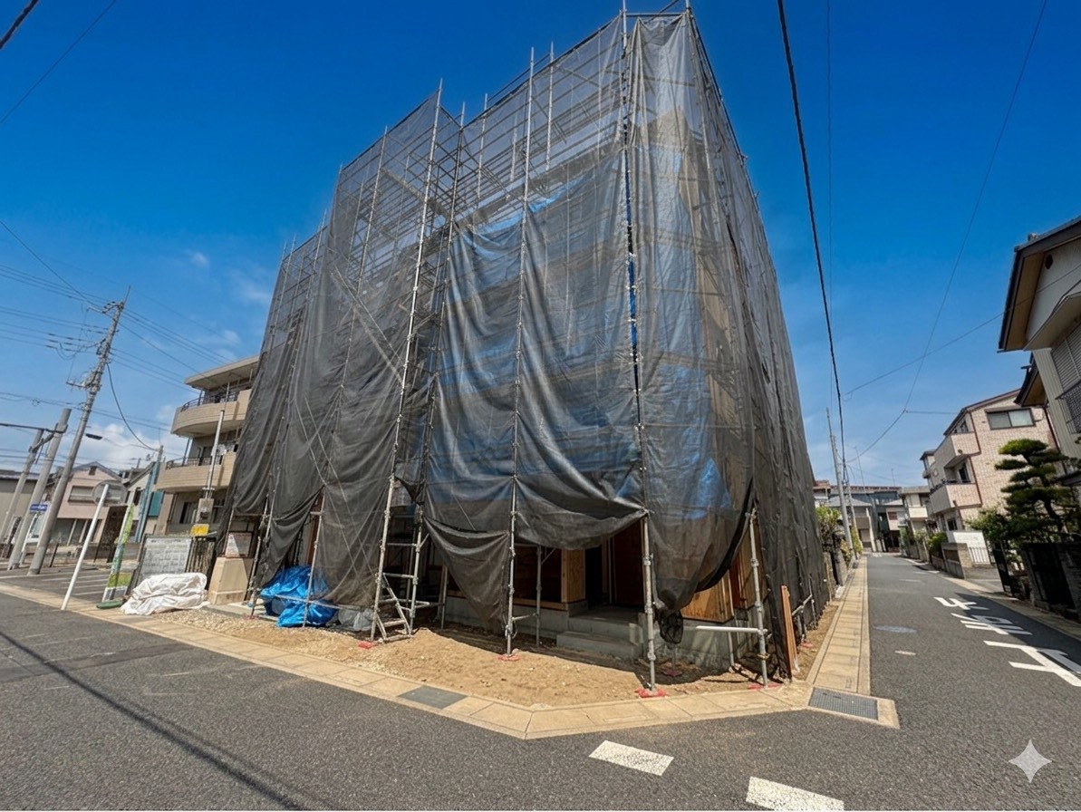 バルコニーからの明るい陽光がお部屋に差し込みます。(令和8年4月 撮影)