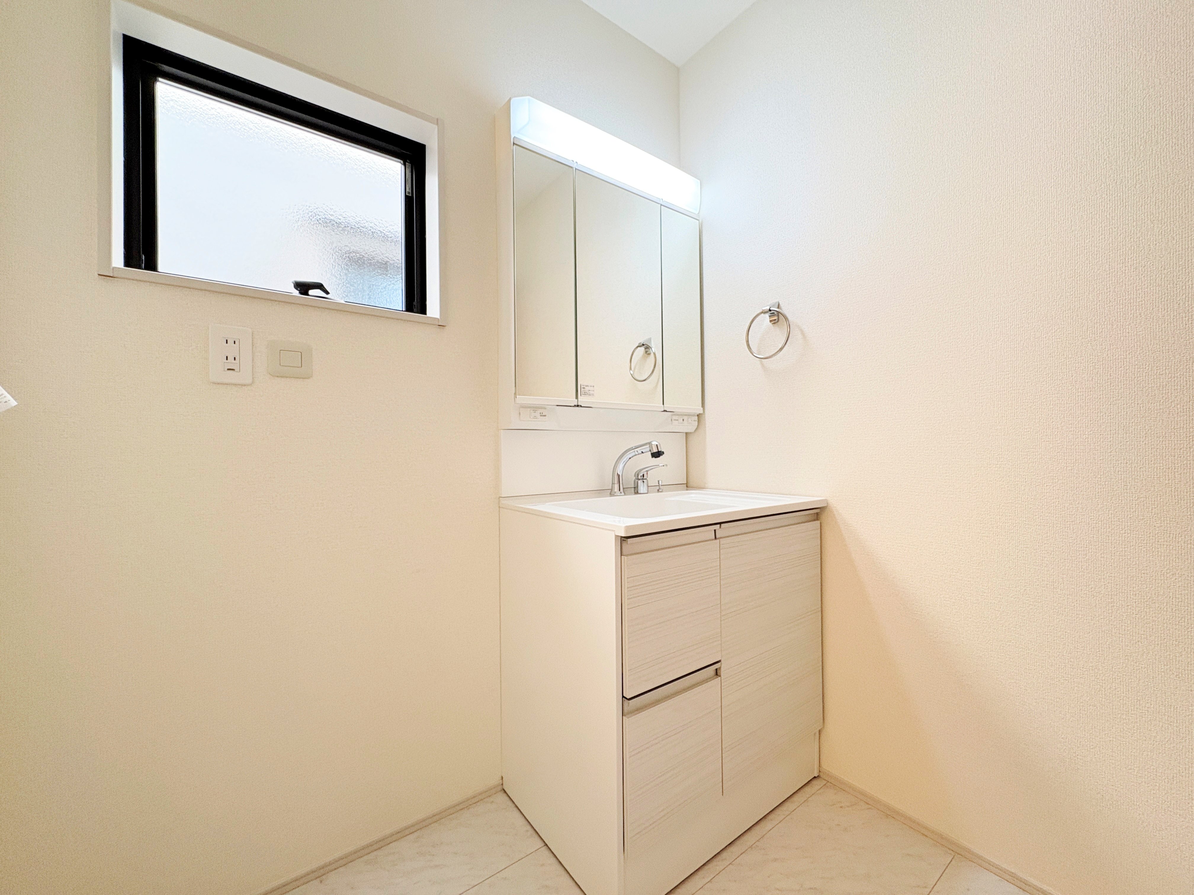 キッチンそばに洗面所、浴室を集めた無駄のないコンパクトな家事動線。