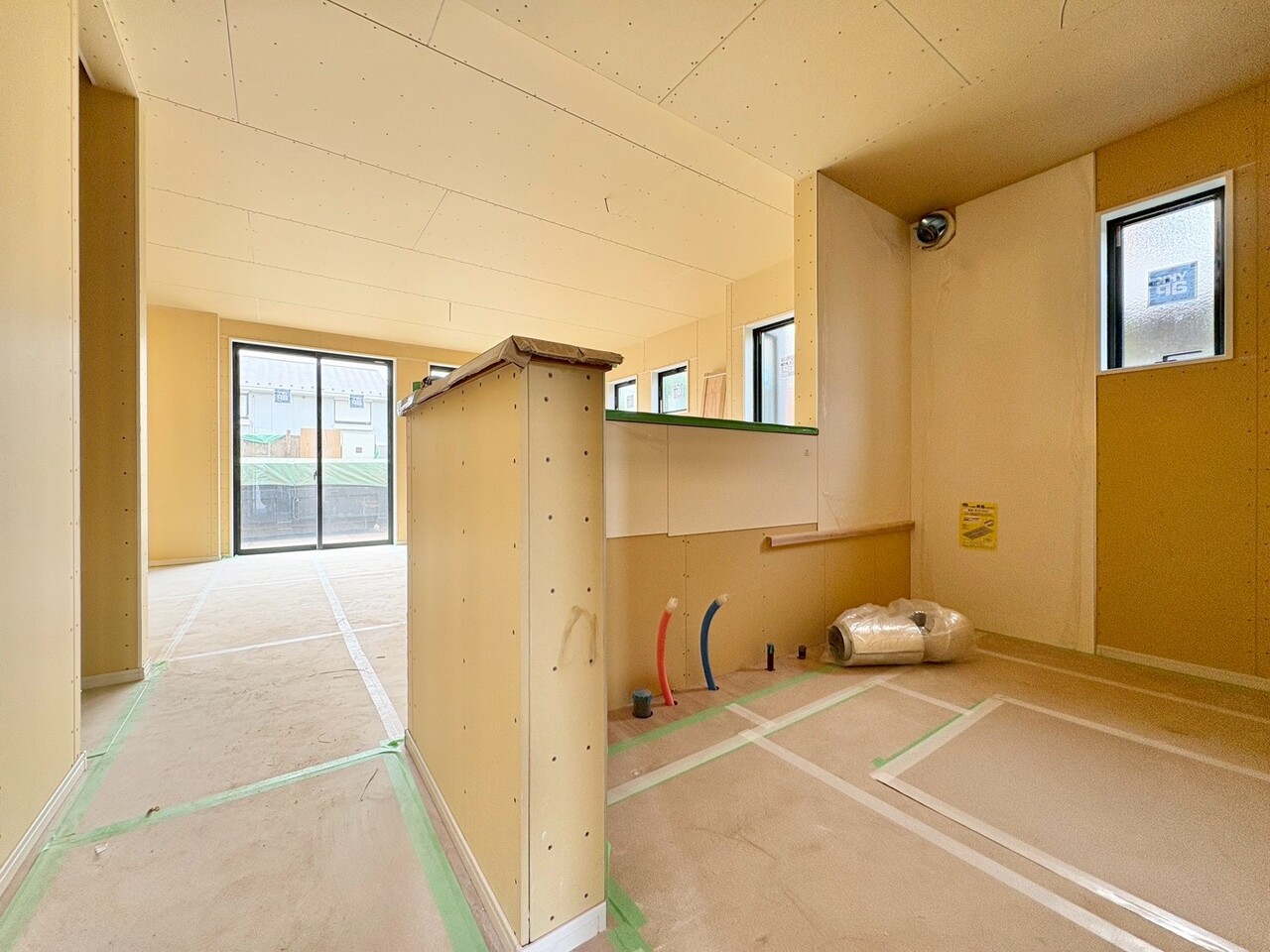 ダイニングとつながるキッチンからは部屋中が見渡せます。(令和8年4月 撮影)