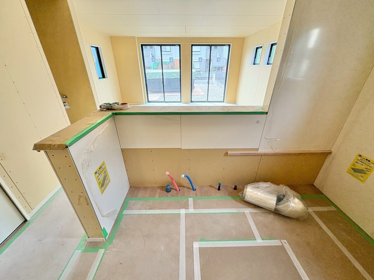 自然光が入る明るいキッチンは、作業スペースも広くとっています。(令和8年4月 撮影)