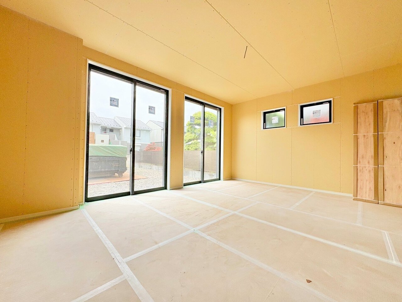 リビングダイニングに面した窓から、明るく照らすことができるＬＤＫ。(令和8年4月 撮影)