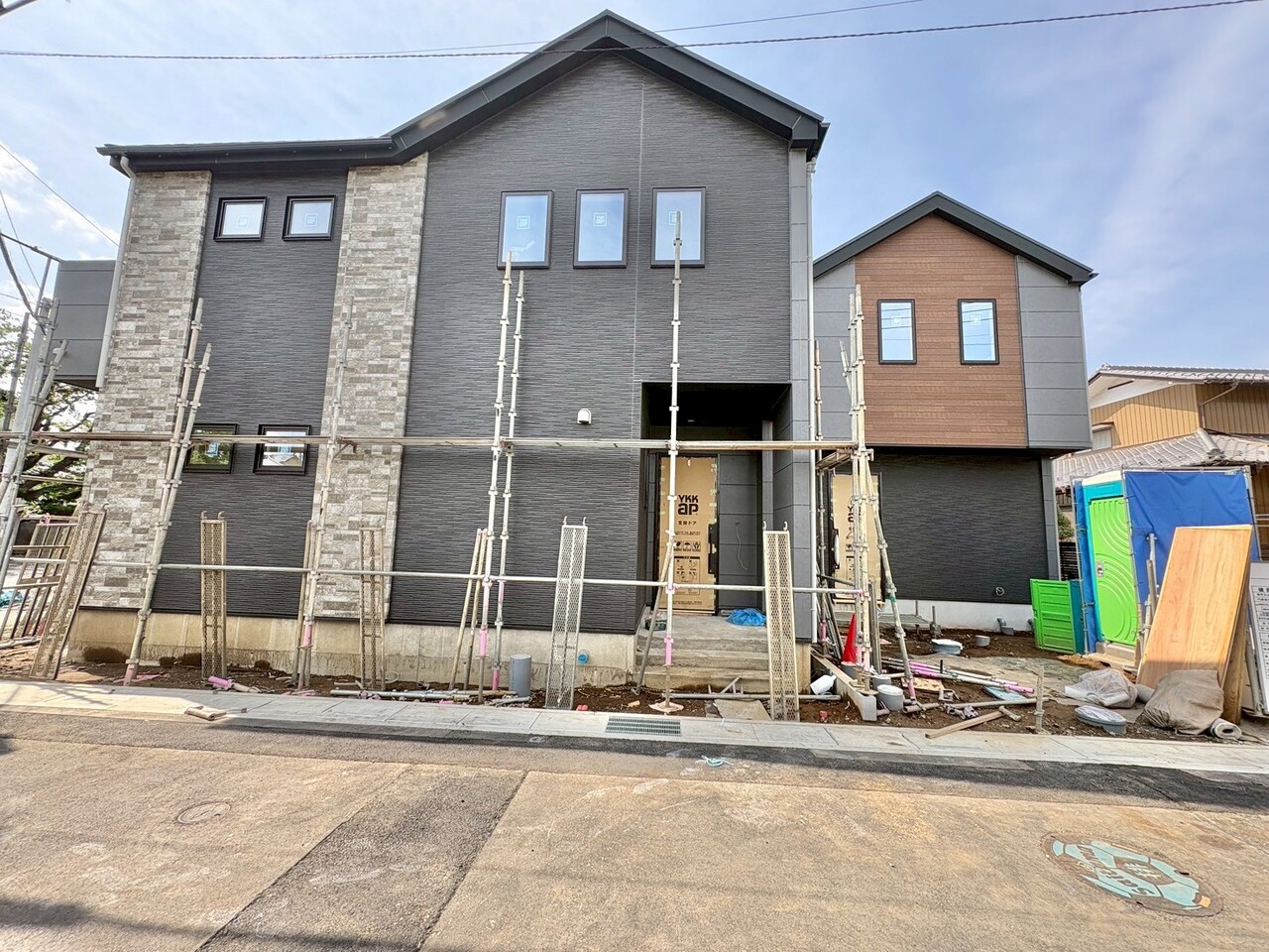 キッチンそばに洗面所、浴室を集めた無駄のないコンパクトな家事動線を確保。(令和8年4月 撮影)