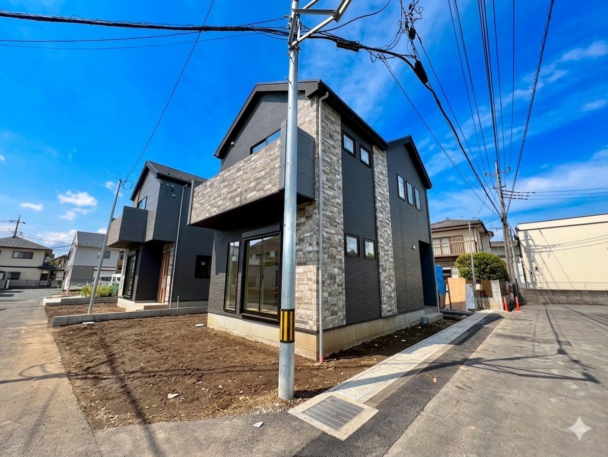 左が当物件。２０帖超のLDKはどこにいても各方面に視線が抜けて開放的な造り。(令和8年4月 撮影)